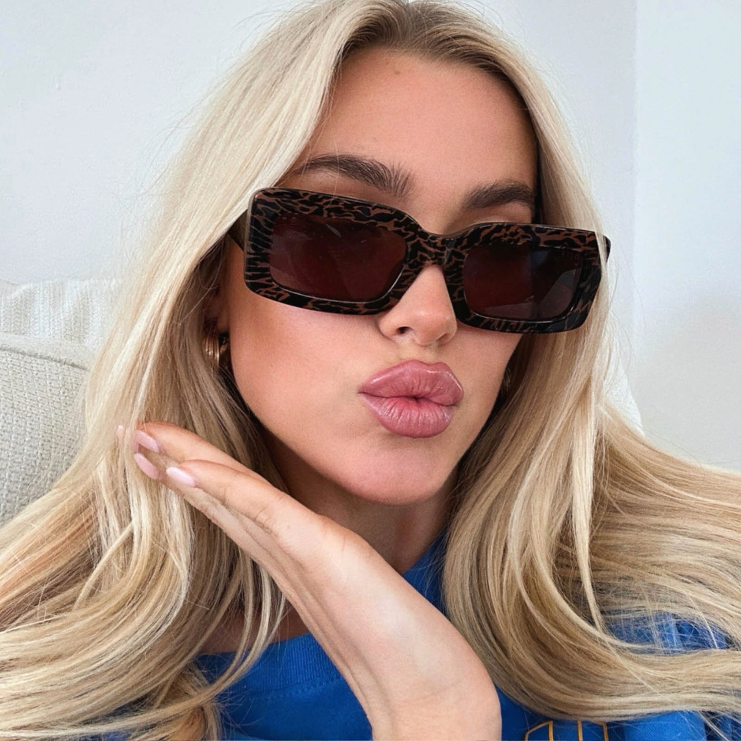 lifestyle - shelbyhunstad wearing diff eyewear featuring the indy rectangle sunglasses with a animal print frame and brown lenses