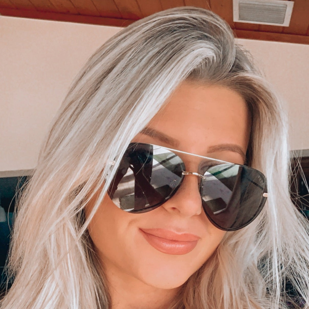 Customer Content - Ashleigh wearing the lenox in gold black and grey gradient polarized sunglasses