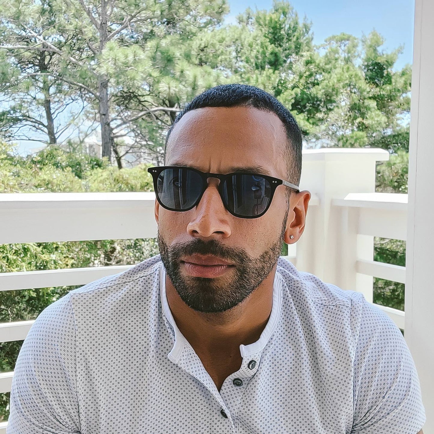 lifestyle - fitmrmom wearing diff eyewear maxwell square sunglasses in black and grey polarized lenses