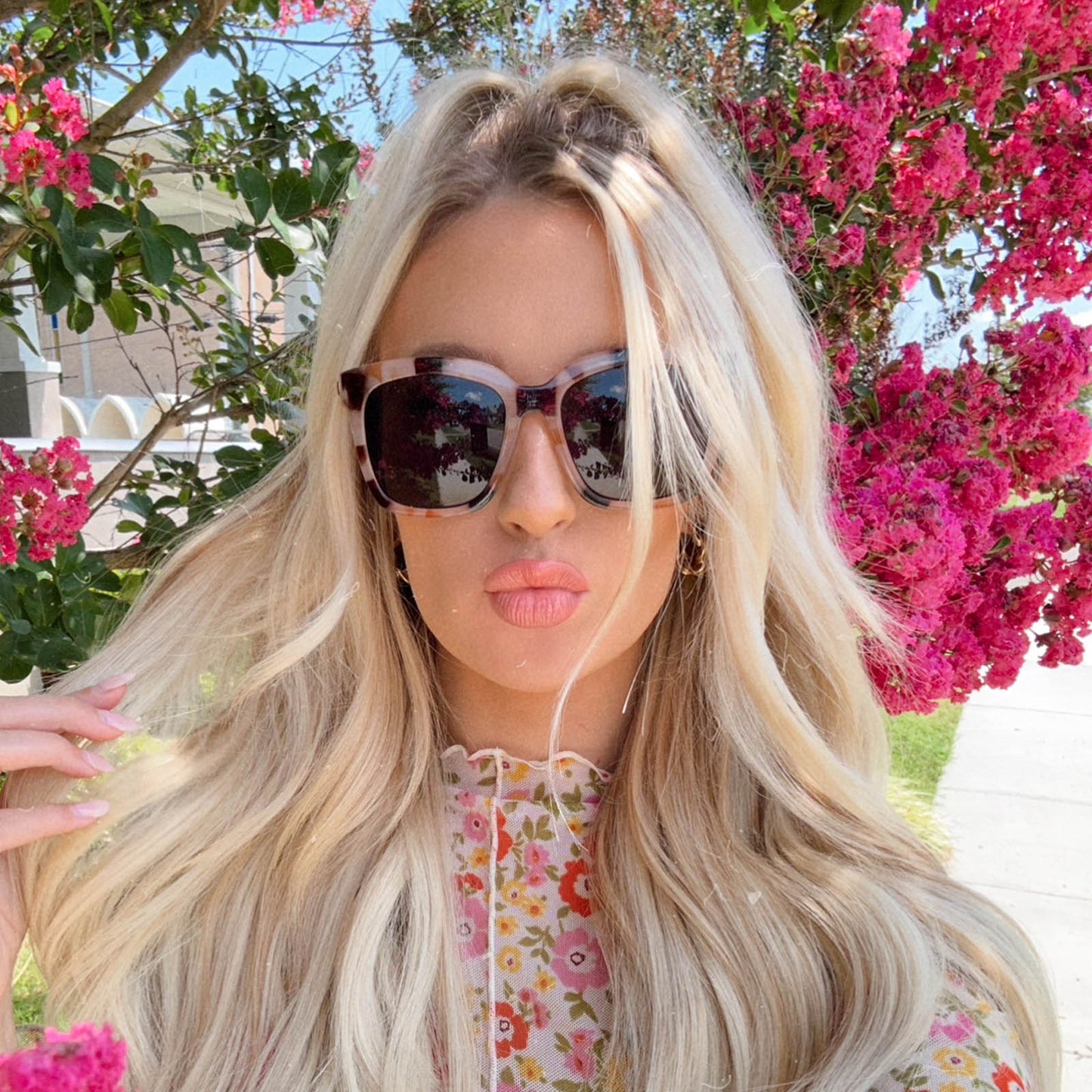 customer content - heyitsbecks wearing the bella ii cream tortoise and grey gradient