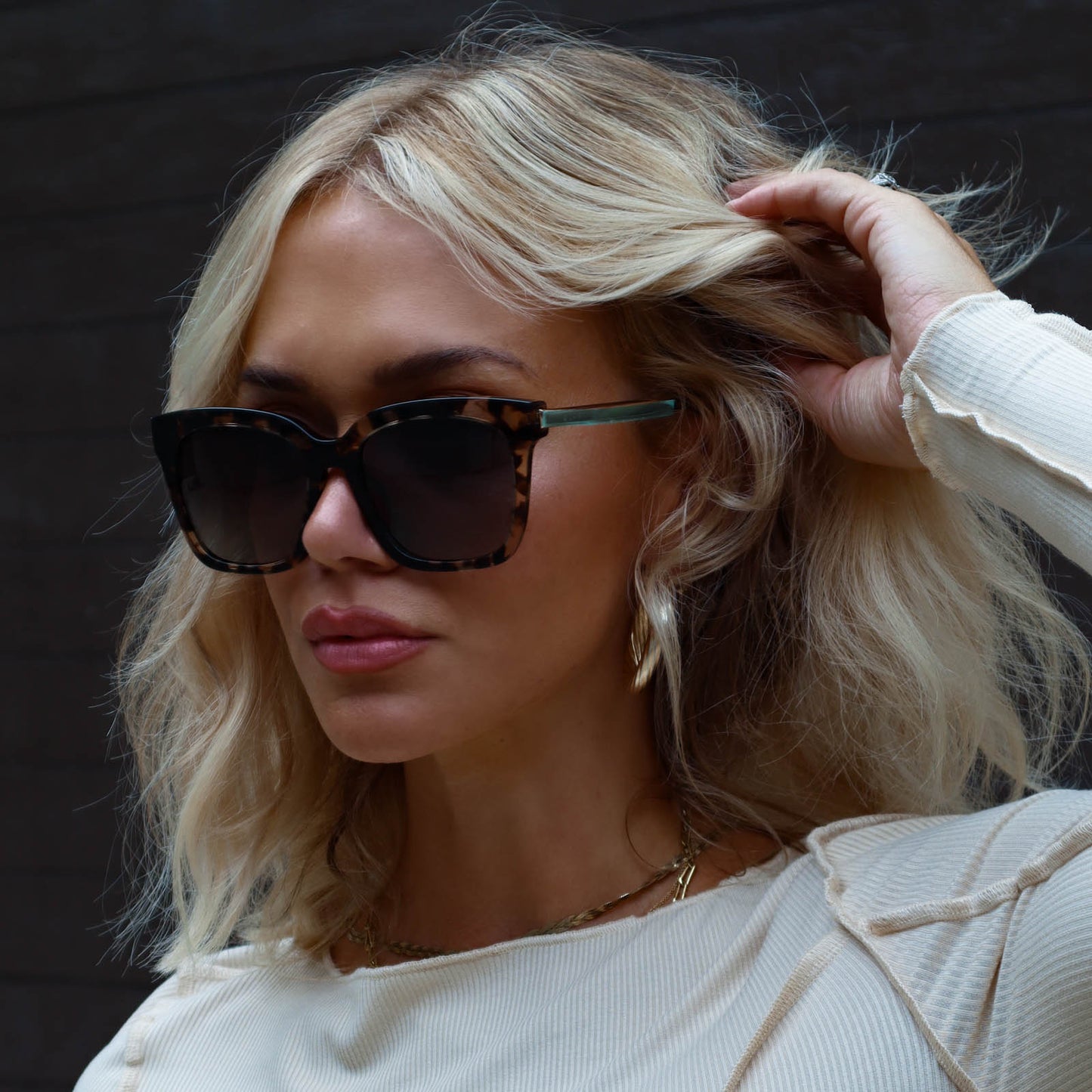 minimally_her wearing diff eyewear bella square sunglasses with a espresso tortoise frame and grey gradient polarized