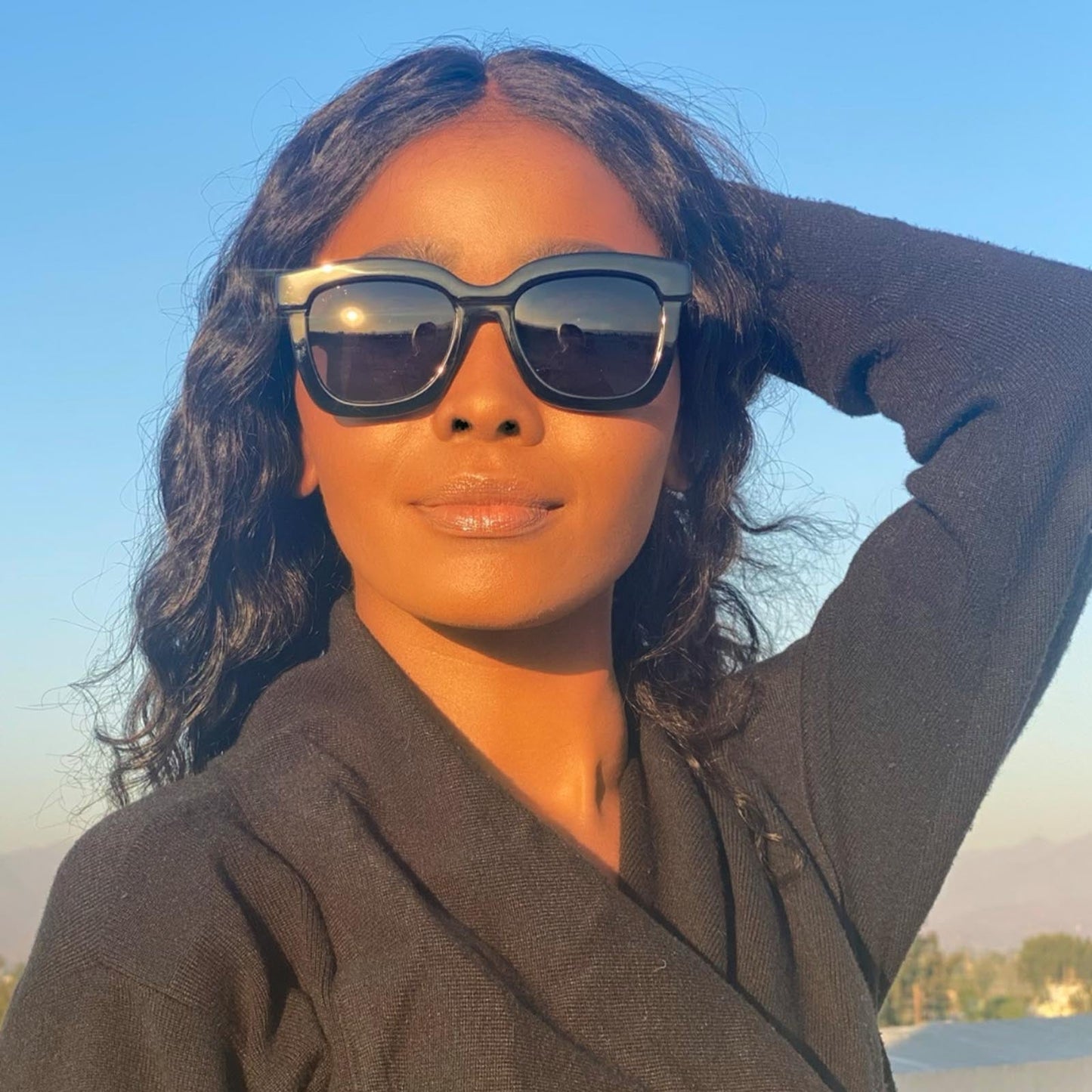 laraecarmichael wearing carson black and dark smoke polarized lense sunglasses
