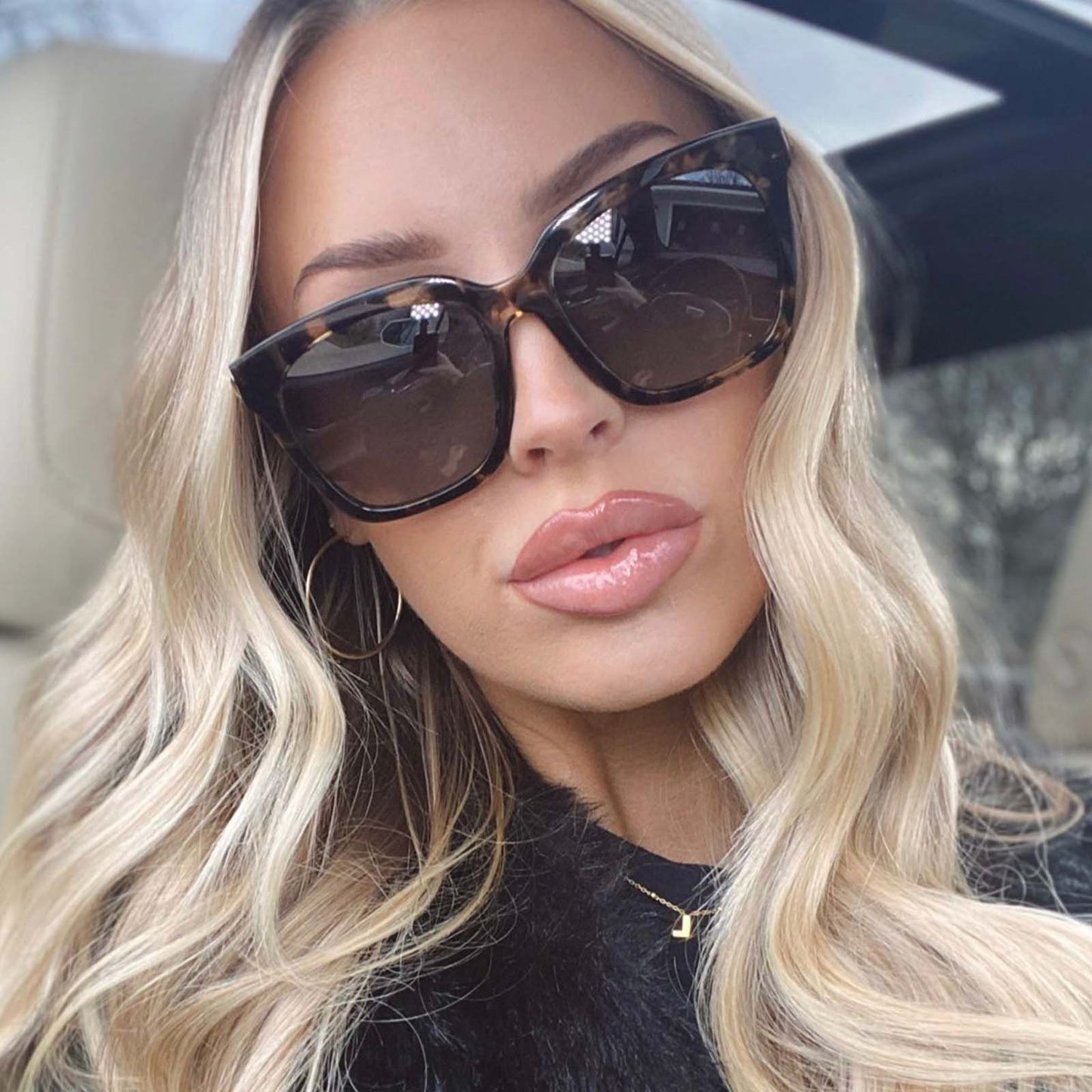 lifestyle - female blonde wearing diff eyewear bella square sunglasses with espresso tortoise frame and grey gradient polarized lenses