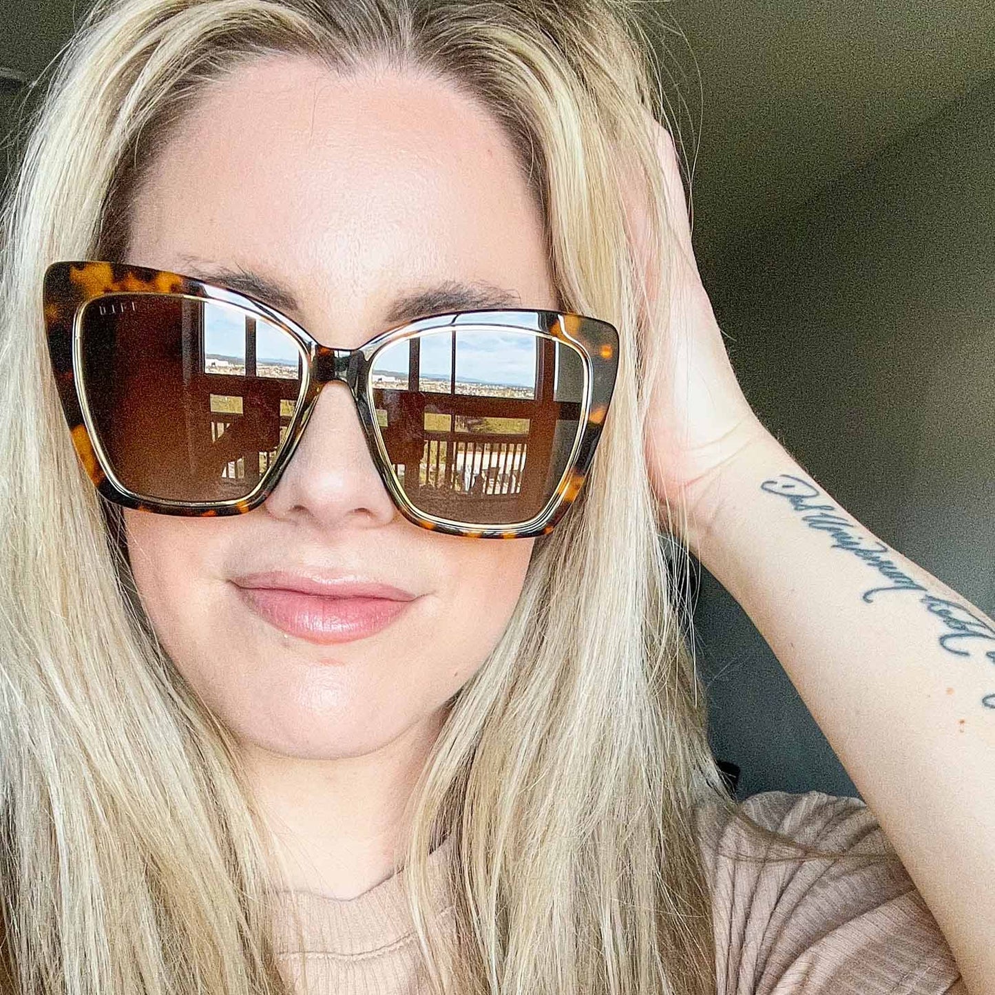 customer content - blonde female wearing diff eyewear becky ii himalayan tortoise frame taupe flash mirror polarized sunglasses