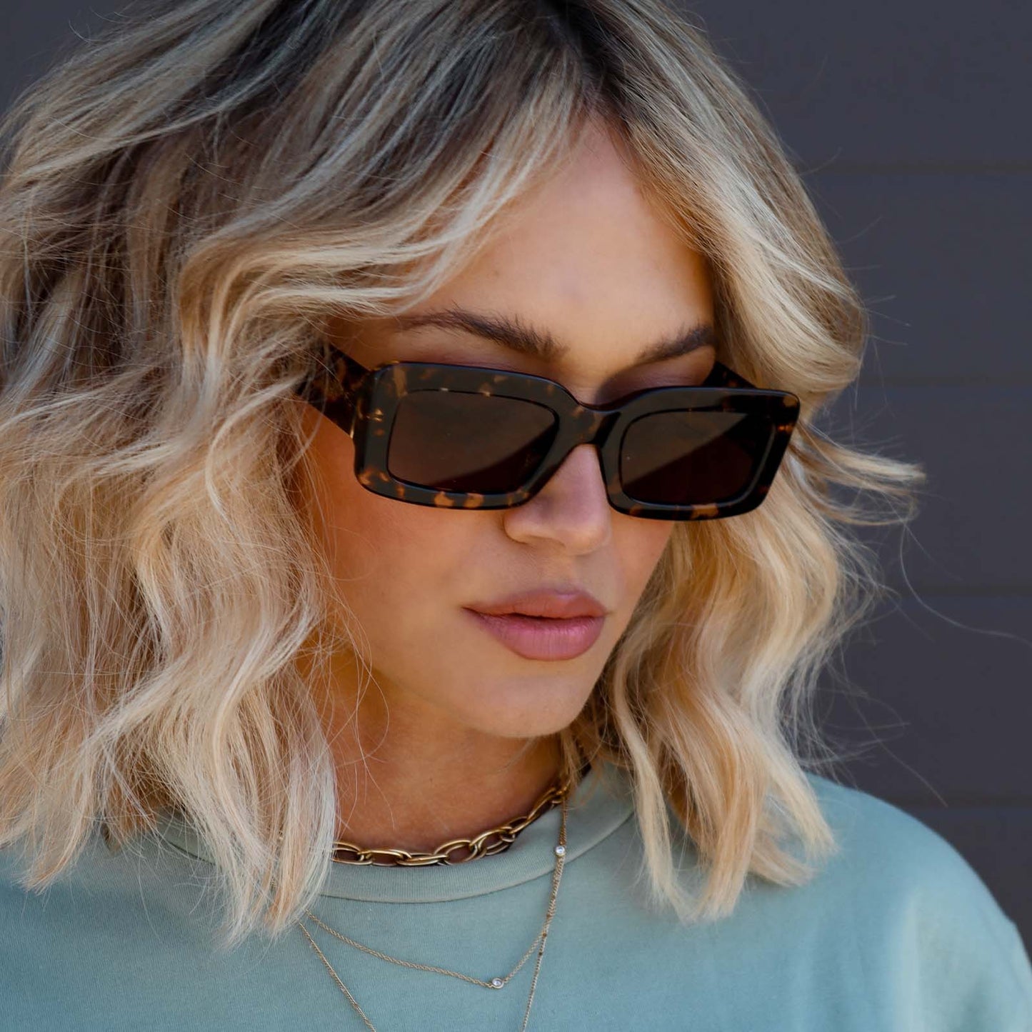 on model - female close up wearing diff eyewear indy rectangular sunglasses with a espresso tortoise acetate frame and grey lenses