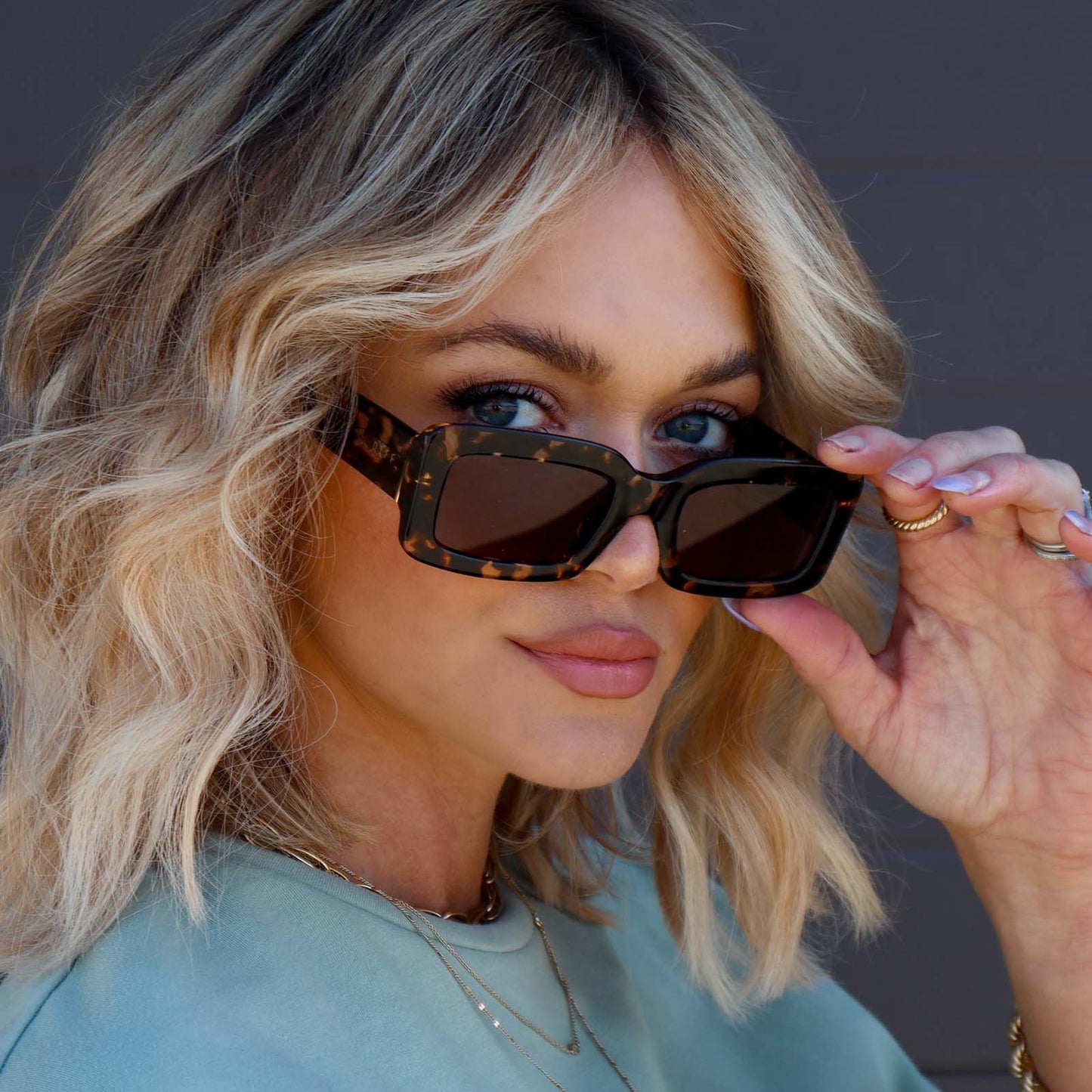 on model - female close up wearing diff eyewear indy rectangular sunglasses with a espresso tortoise acetate frame and grey lenses