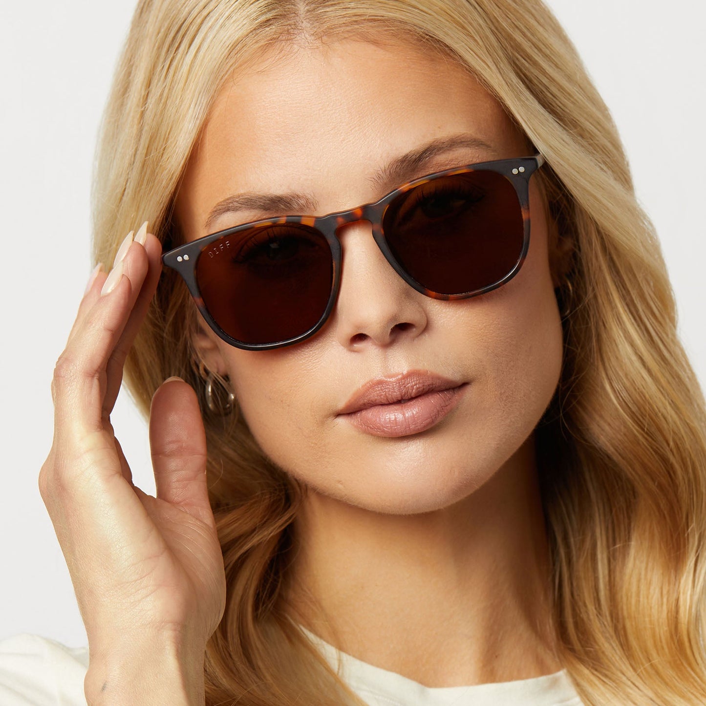 on model - woman wearing diff eyewear featuring the maxwell xl square sunglasses with a matte rich tortoise frame and brown polarized lenses front view