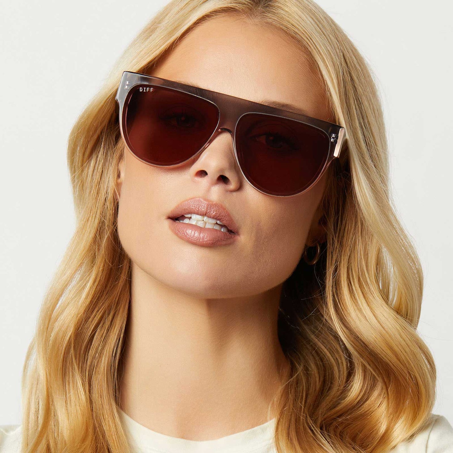 on model - female wearing diff eyewear georgie square sunglasses with a black smoke to vintage rose crystal ombre frame and mauve silver flash front view