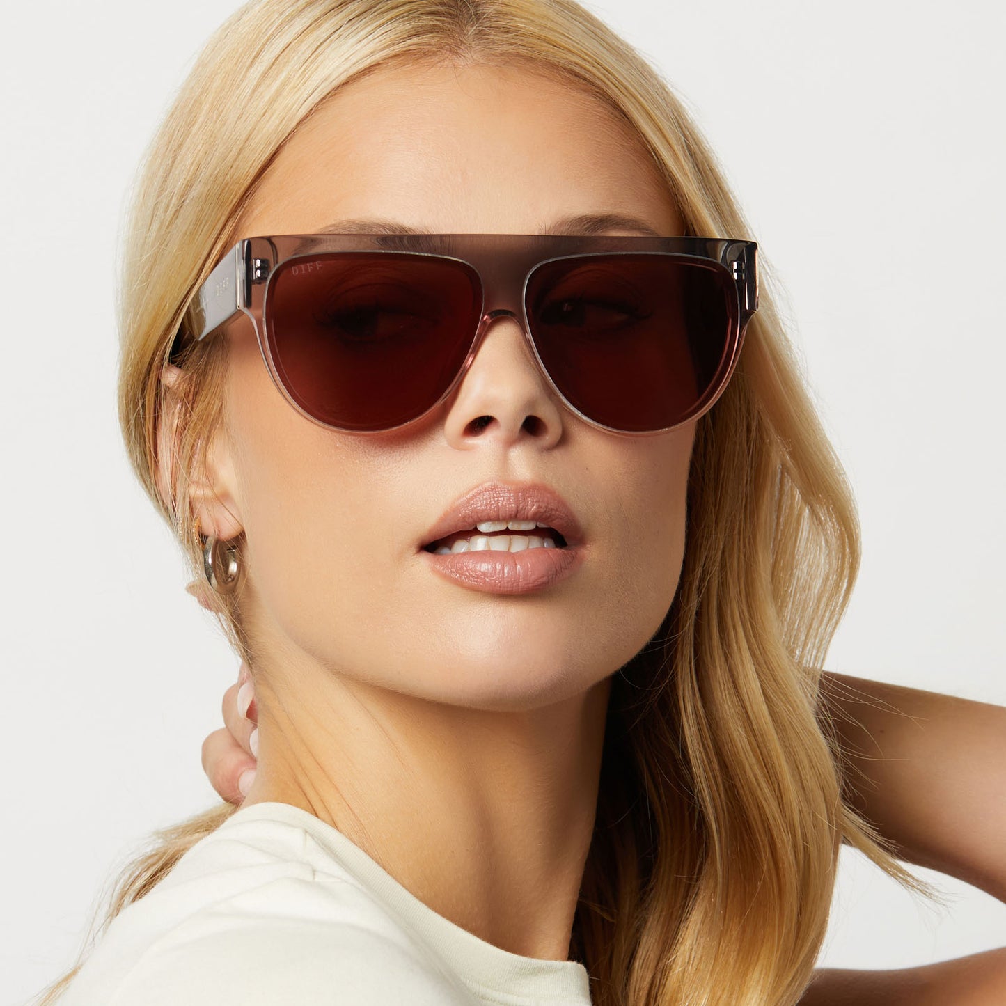 on model - female wearing diff eyewear georgie square sunglasses with a black smoke to vintage rose crystal ombre frame and mauve silver flash front view