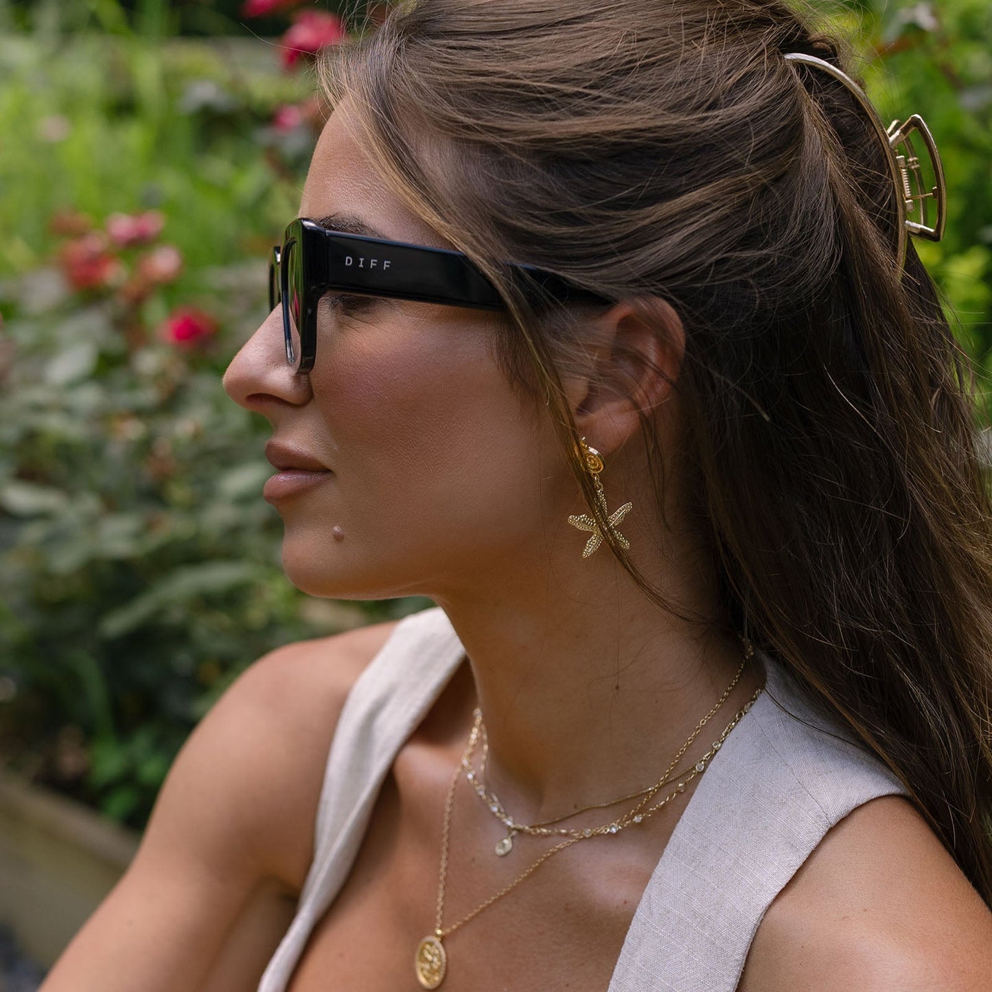 lifestyle - jessie james decker wearing diff eyewear loren square sunglasses with a black frame and grey lenses side view