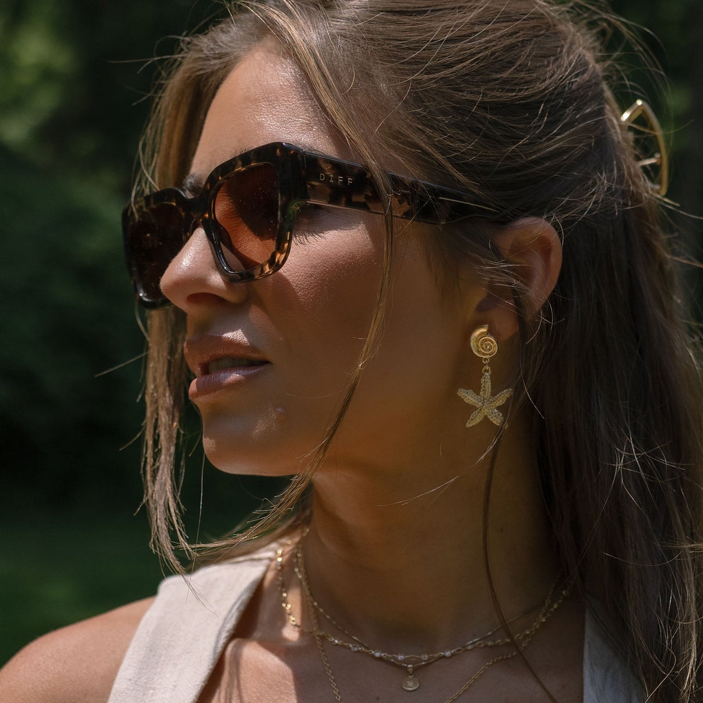 lifestyle - jessie james decker wearing diff eyewear loren square sunglasses with a espresso tortoise frame and brown lenses side view