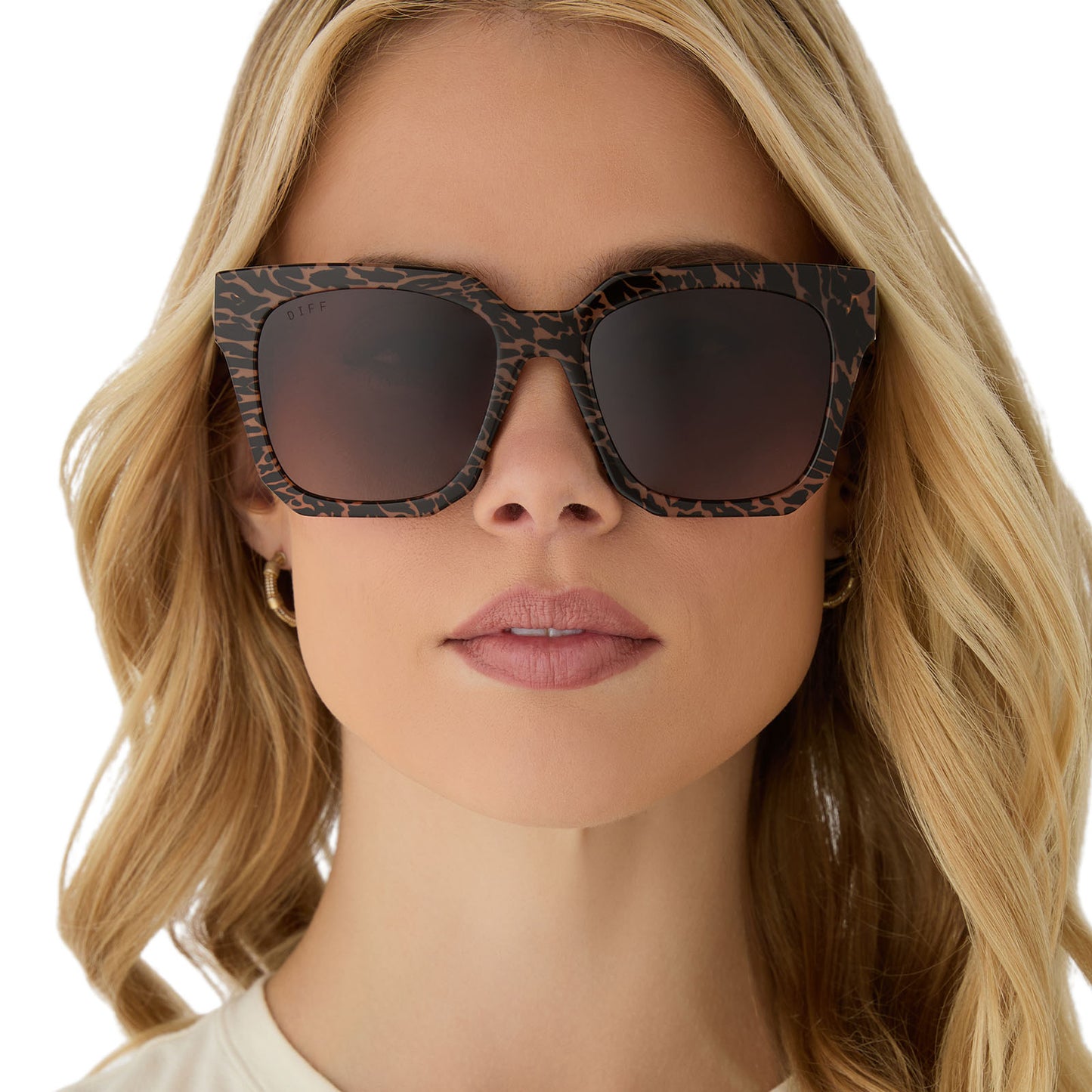 on model - female wearing diff eyewear ariana square sunglasses with a animal print frame and brown gradient lenses front view