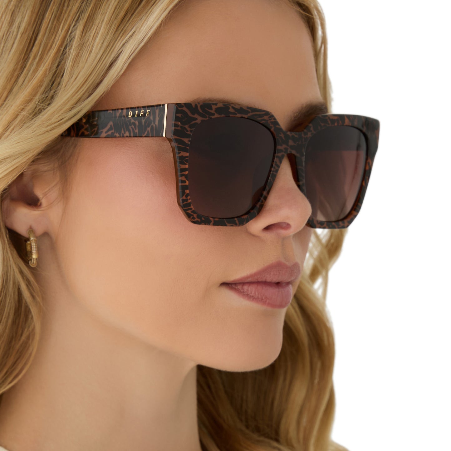 on model - female wearing diff eyewear ariana square sunglasses with a animal print frame and brown gradient lenses side view