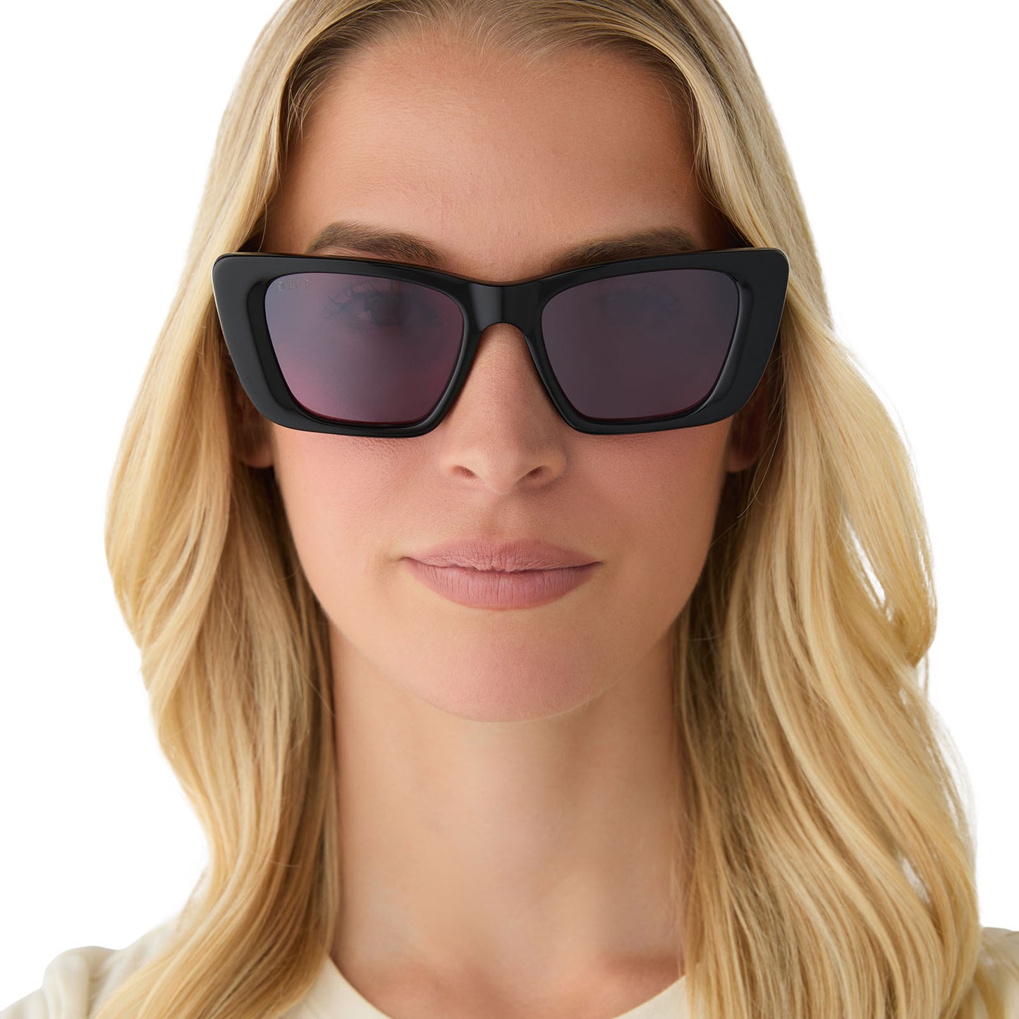 on model - female wearing diff eyewear featuring the aura square sunglasses with a black frame and aubergine purple with silver flash polarized lenses front view