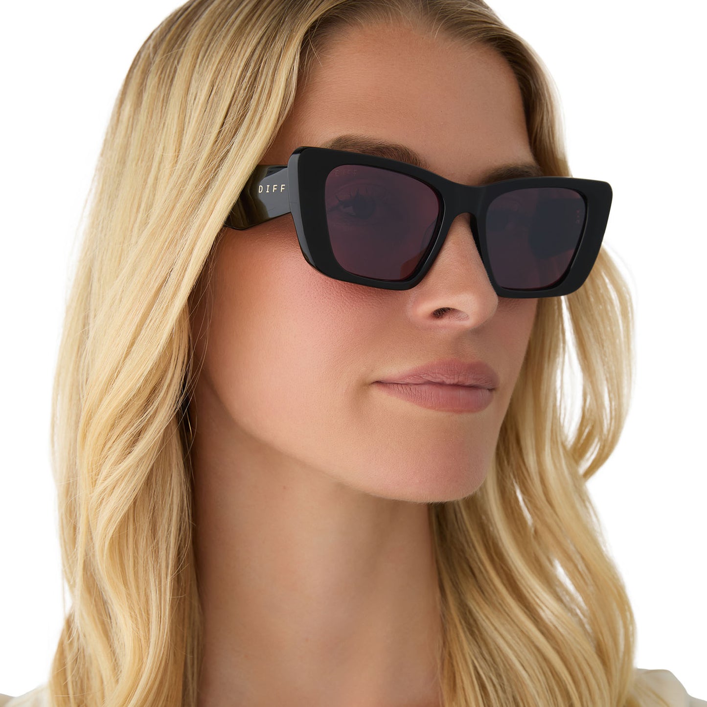 on model - female wearing diff eyewear featuring the aura square sunglasses with a black frame and aubergine purple with silver flash polarized lenses angled view