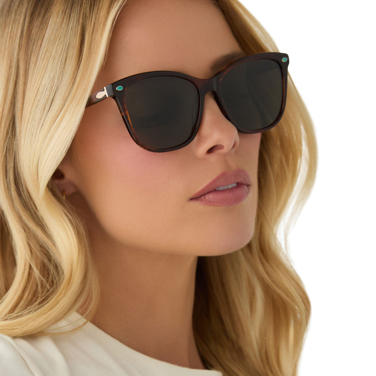 on model - female wearing yellowstone x diff eyewear featuring the beth iii cat eye sunglasses with a sequoia tortoise frame and g15 polarized lenses angled view