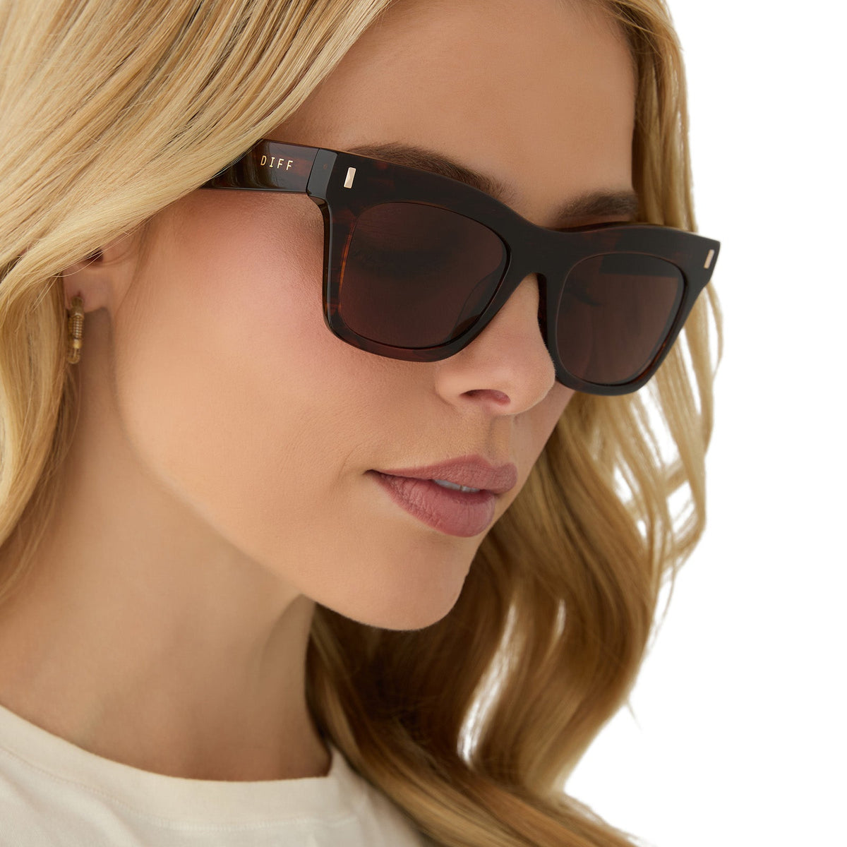 on model - female wearing diff eyewear featuring the bradley cat eye sunglasses with a sequoia tortoise frame and brown lenses angled view
