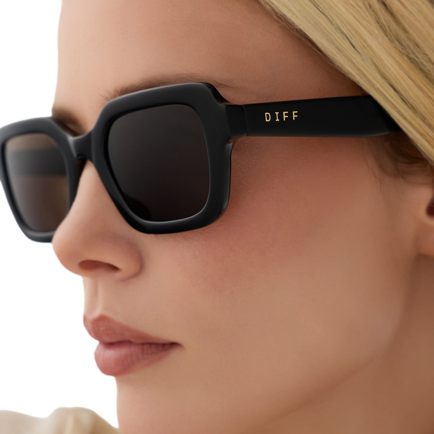 on model - female wearing diff eyewear gwynn square sunglasses with a black acetate frame and brown polarized lenses detailed view