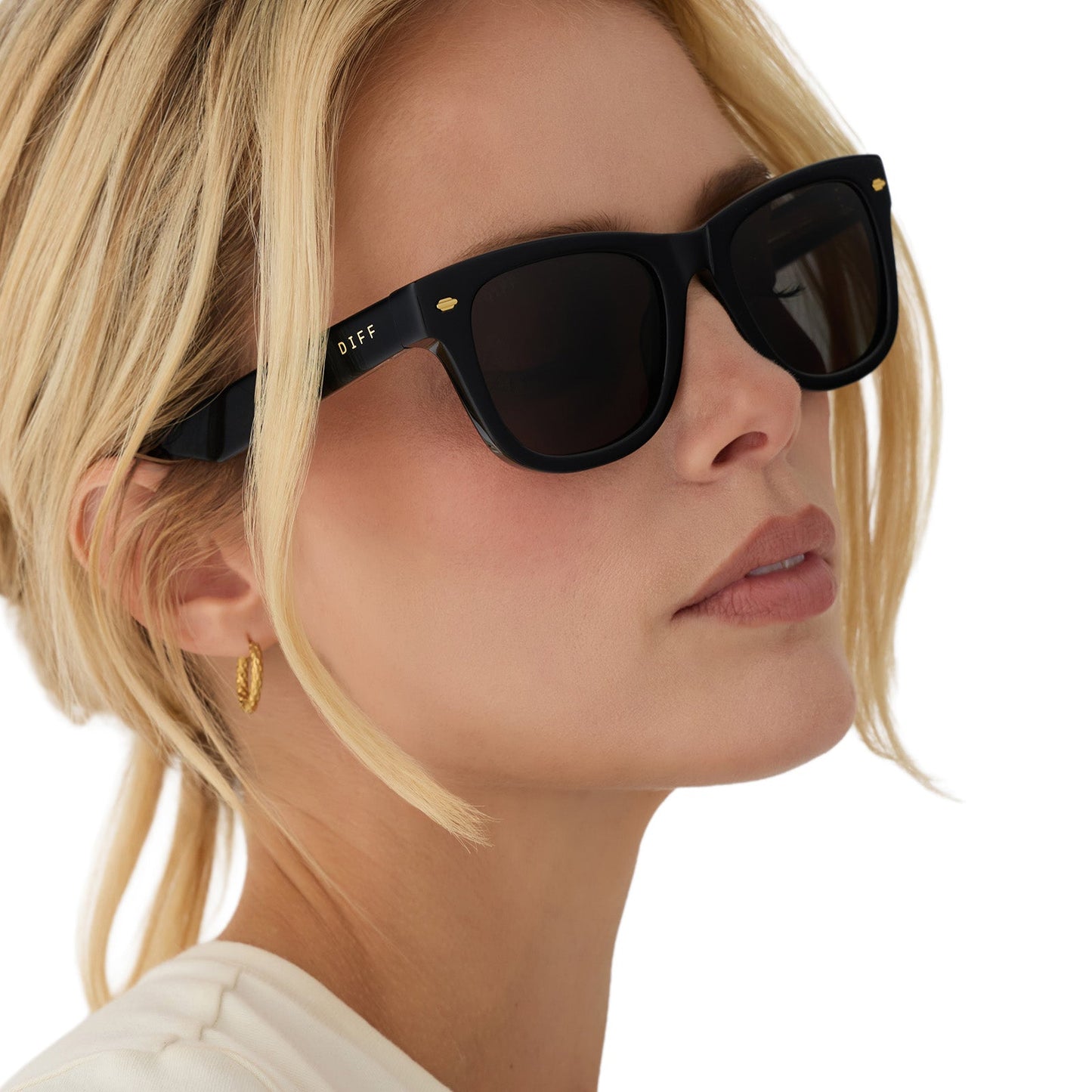 on model - blonde female wearing diff eyewear mercer square sunglasses with a black acetate frame and grey polarized lenses angled view