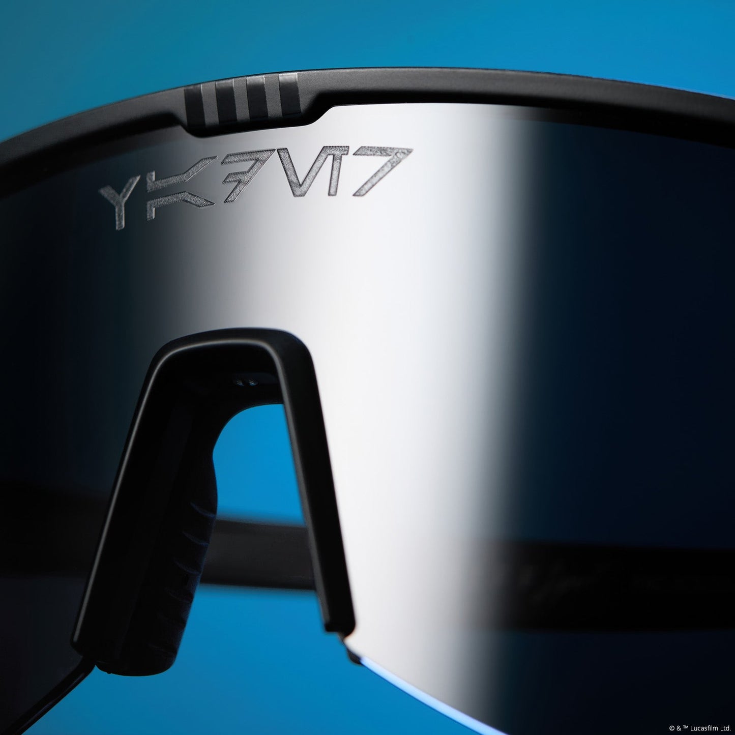 star wars™ x diff sport featuring the darth vader™ 4.0 shield sunglasses with a dark glossy black frame and black grey polarized lenses close up of bridge