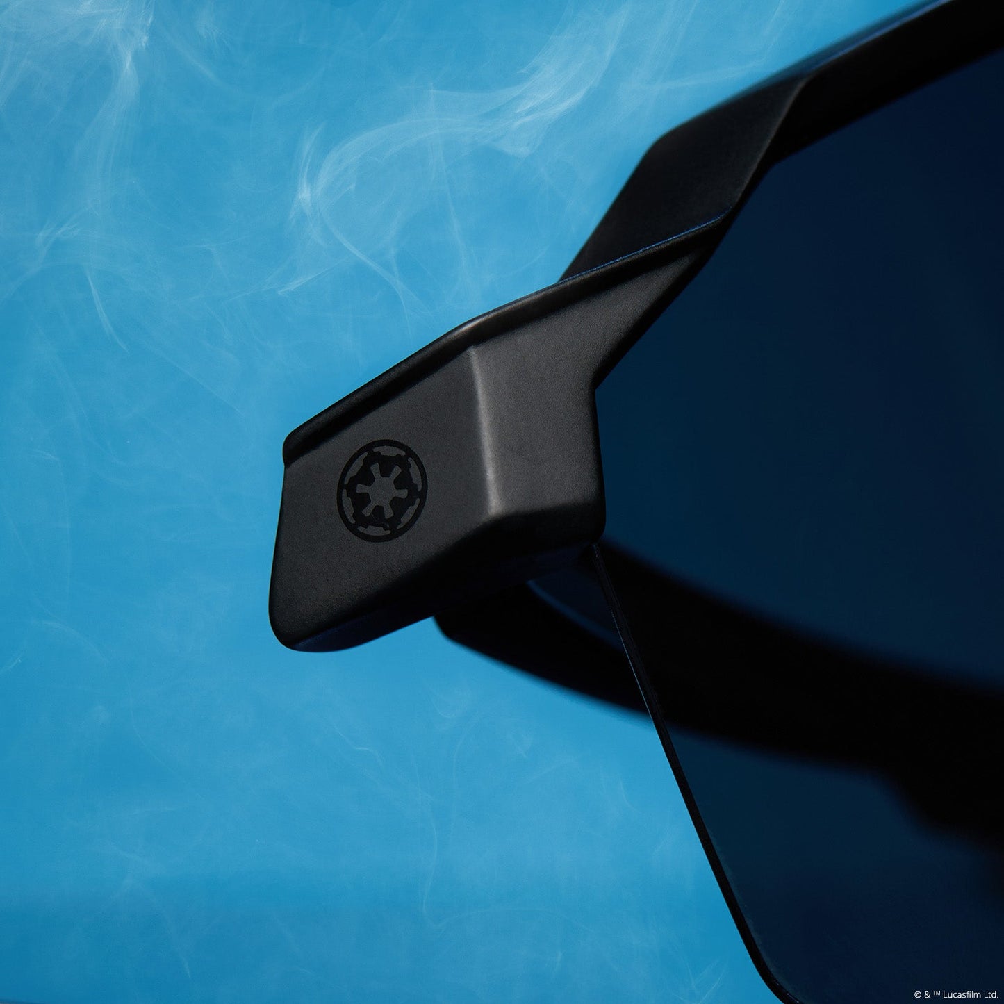 lifestyle - star wars™ x diff sport featuring the darth vader™ 4.0 shield sunglasses with a dark glossy black frame and black grey polarized lenses detailed view of hinge