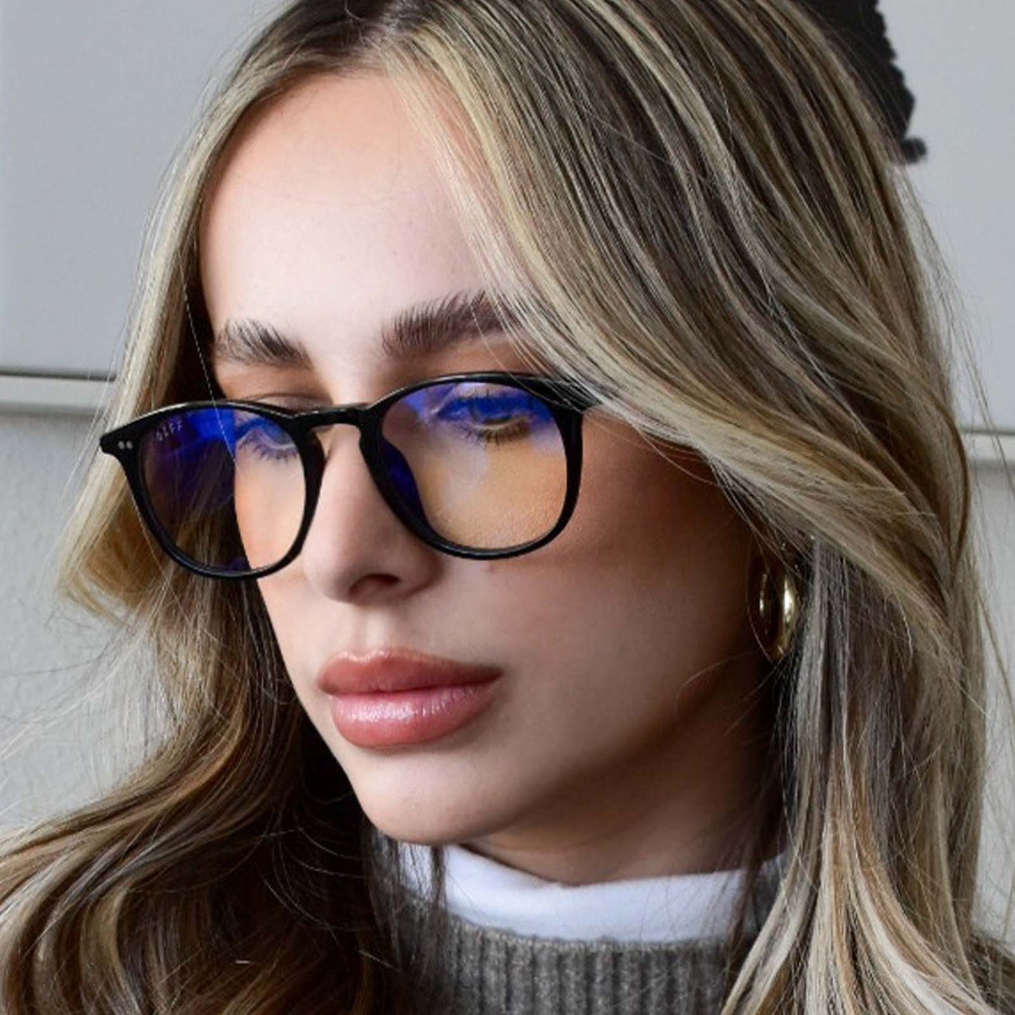 lifestyle - diff eyewear larissa montana jaxson black blue light technology