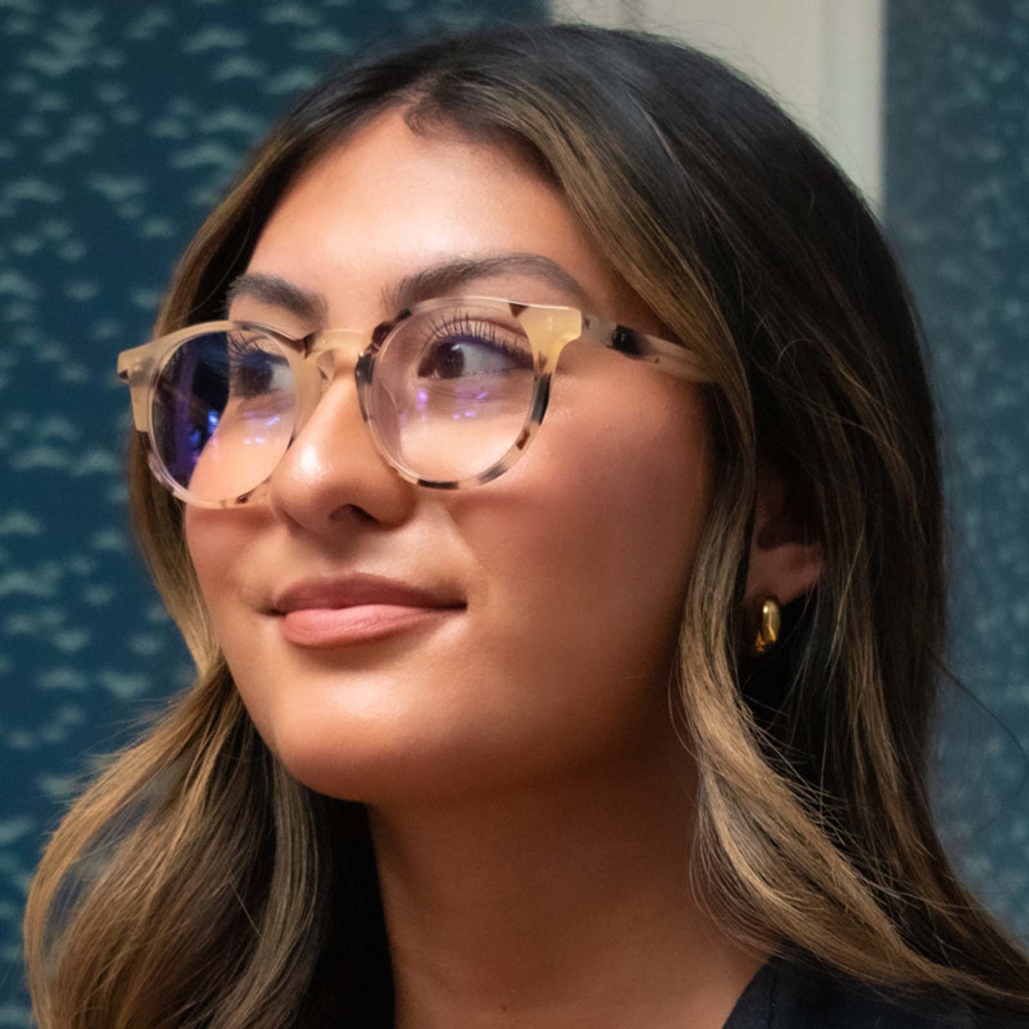 jessxcastillo wearing sawyer cream tortoise blue light technology glasses