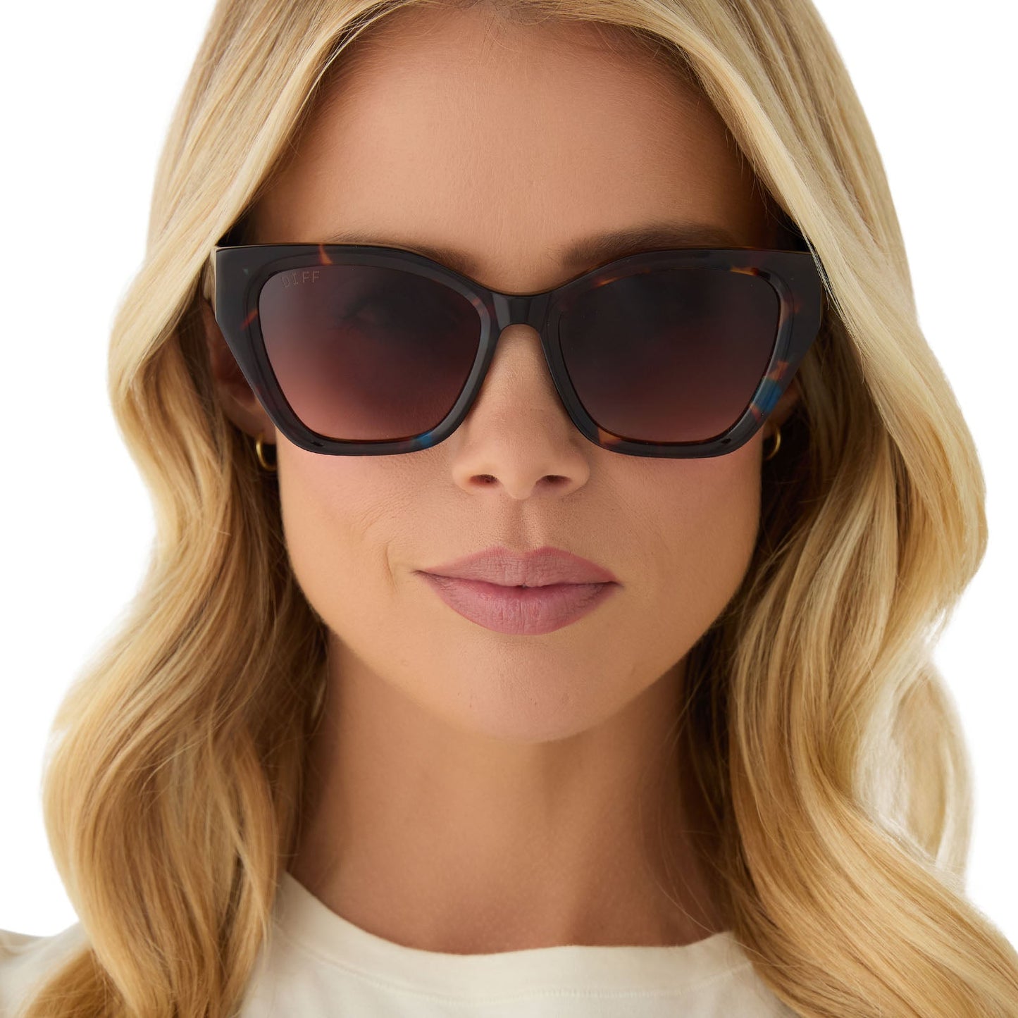 on model - female wearing diff eyewear featuring the evie cat eye sunglasses with a confetti tortoise frame and brown gradient lenses front view