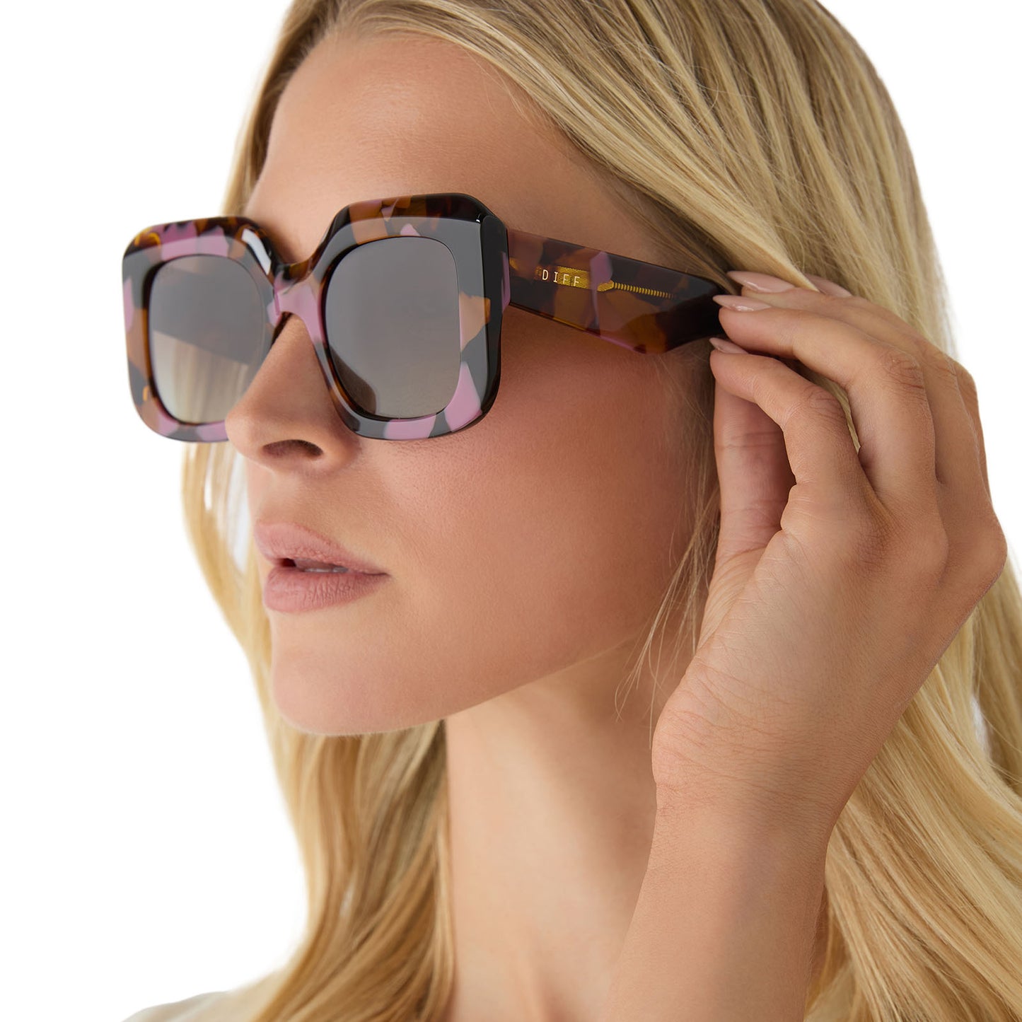 on model - female wearing diff eyewear featuring the giada rectangle sunglasses with a torino tortoise frame and brown gradient polarized lenses side view