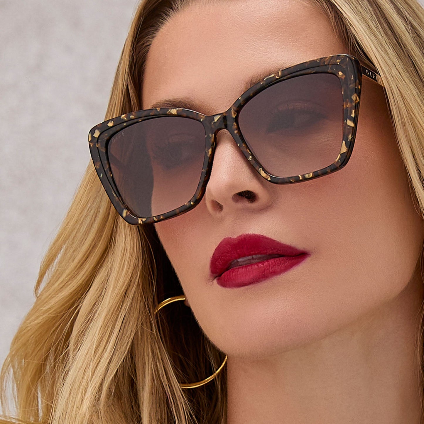 on model - female wearing diff eyewear featuring the becky ii cateye sunglasses with a glitter tortoise frame and brown gradient lenses front view