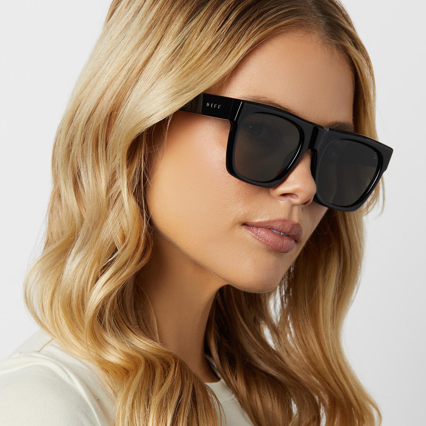on model - blonde female wearing diff eyewear featuring the easton square sunglasses with a black frame and grey polarized lenses detailed view