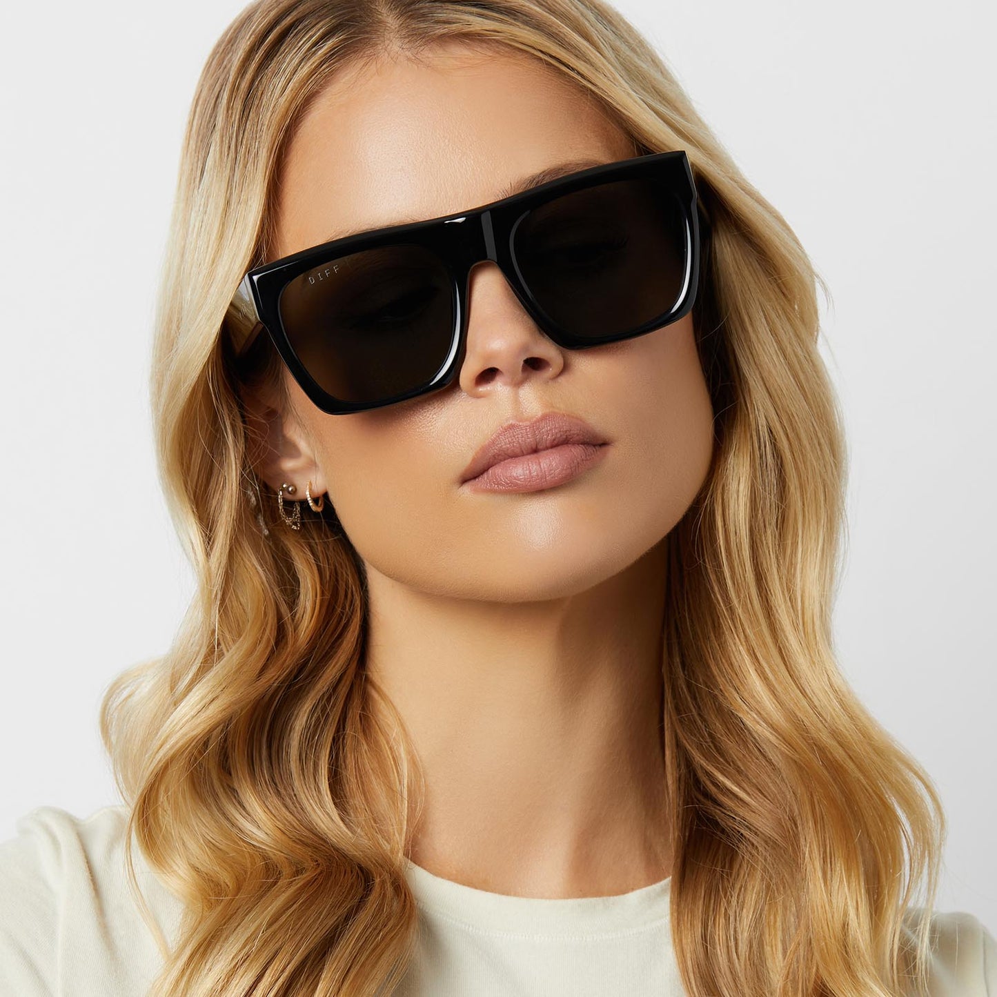 on model - blonde female wearing diff eyewear featuring the easton square sunglasses with a black frame and grey polarized lenses front view