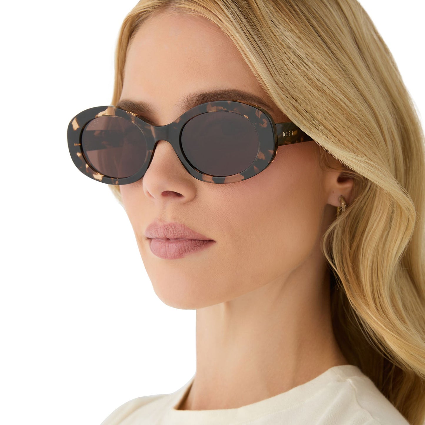 on model - female wearing diff eyewear featuring the lainey oval sunglasses with a espresso tortoise frame and brown lenses angled view