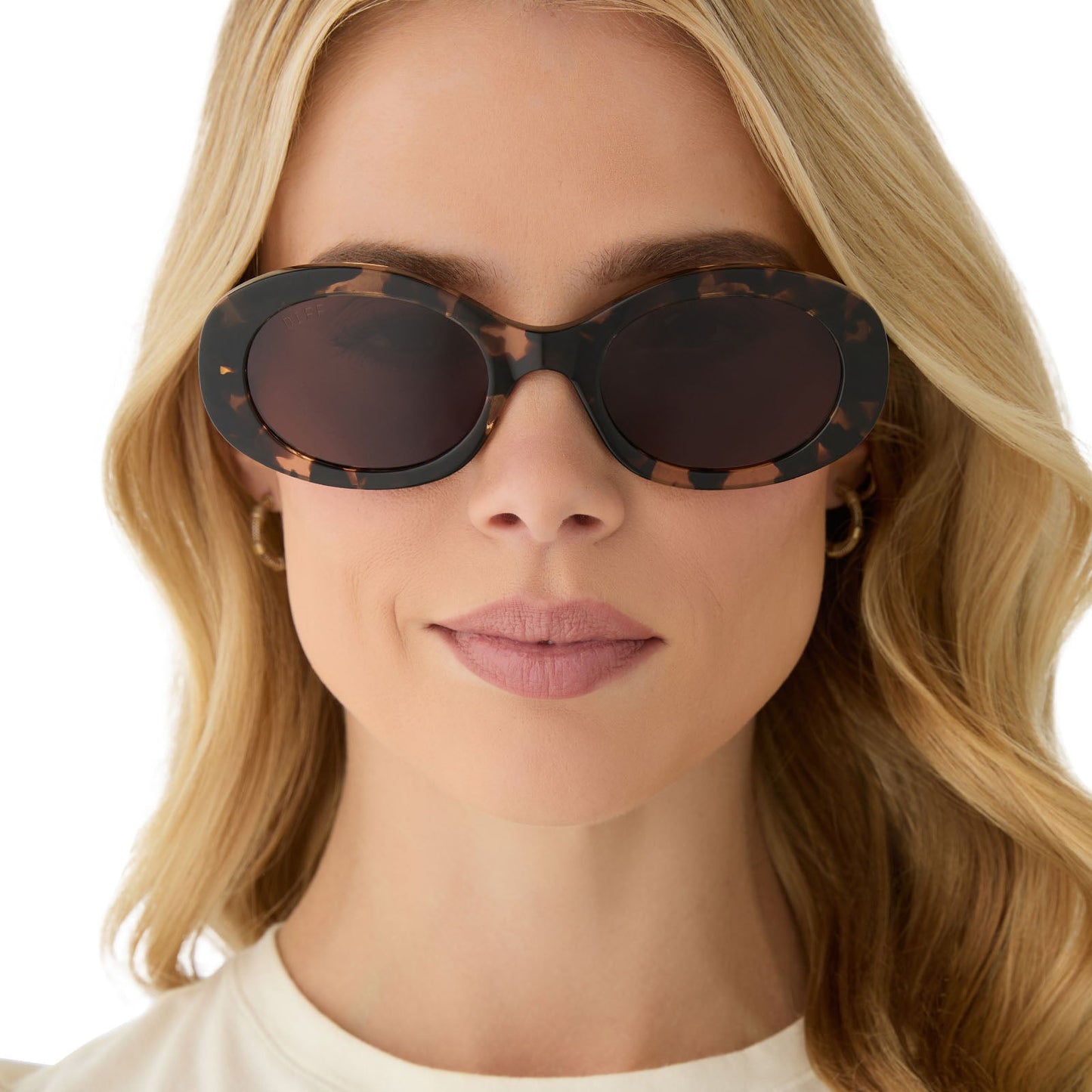 on model - female wearing diff eyewear featuring the lainey oval sunglasses with a espresso tortoise frame and brown lenses front view