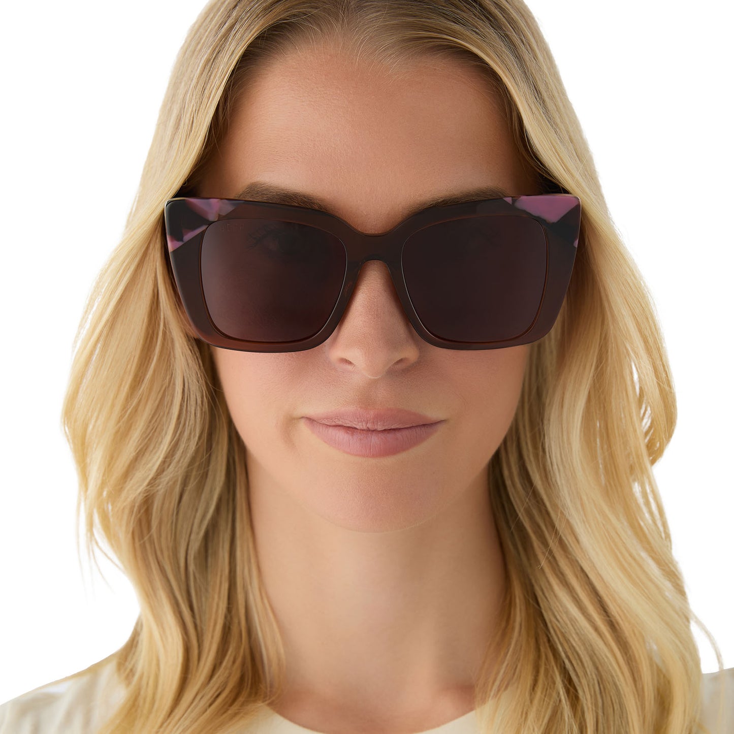 on model - female wearing diff eyewear featuring the lizzy cat eye sunglasses with a whiskey + torino tortoise frame and brown lenses front view
