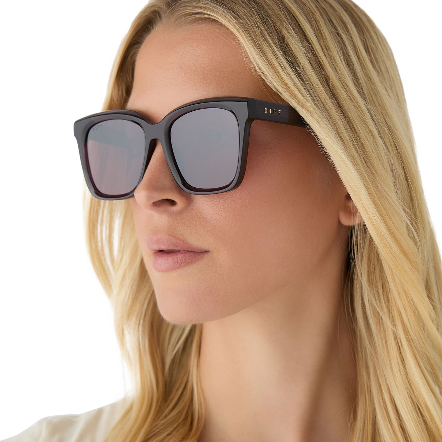 on model - female wearing diff eyewear featuring the meredith square sunglasses with a aubergine purple red frame and aubergine with silver flash lenses side view
