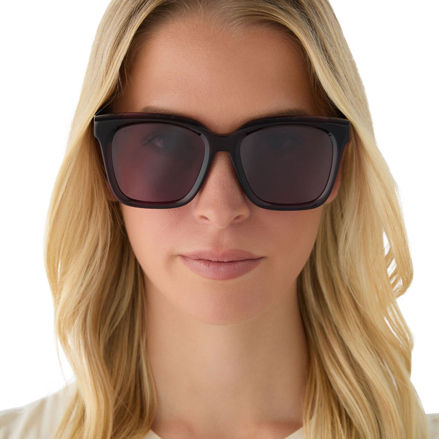 on model - female wearing diff eyewear featuring the meredith square sunglasses with a aubergine purple red frame and aubergine with silver flash lenses front view