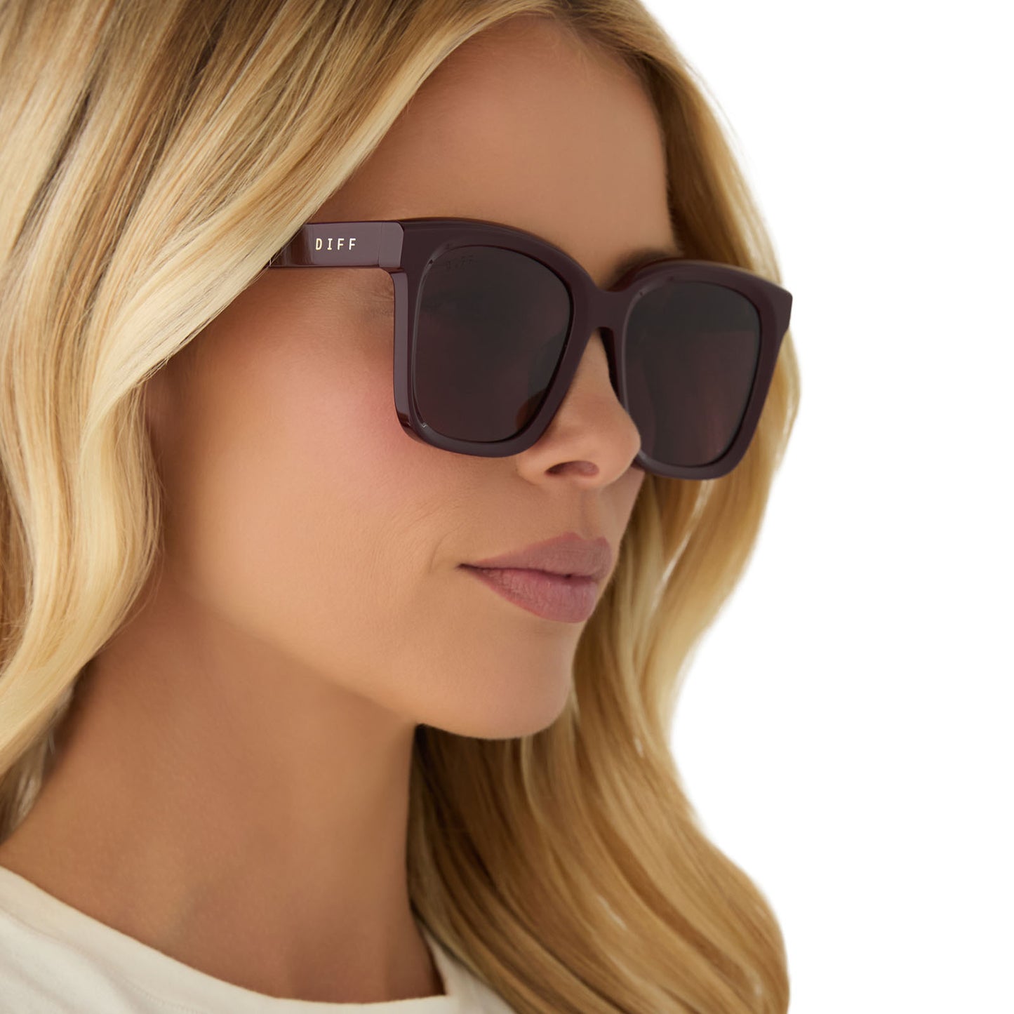 on model - female wearing diff eyewear featuring the meredith square sunglasses with a dark cherry lacquer frame and dark cherry polarized lenses angled view