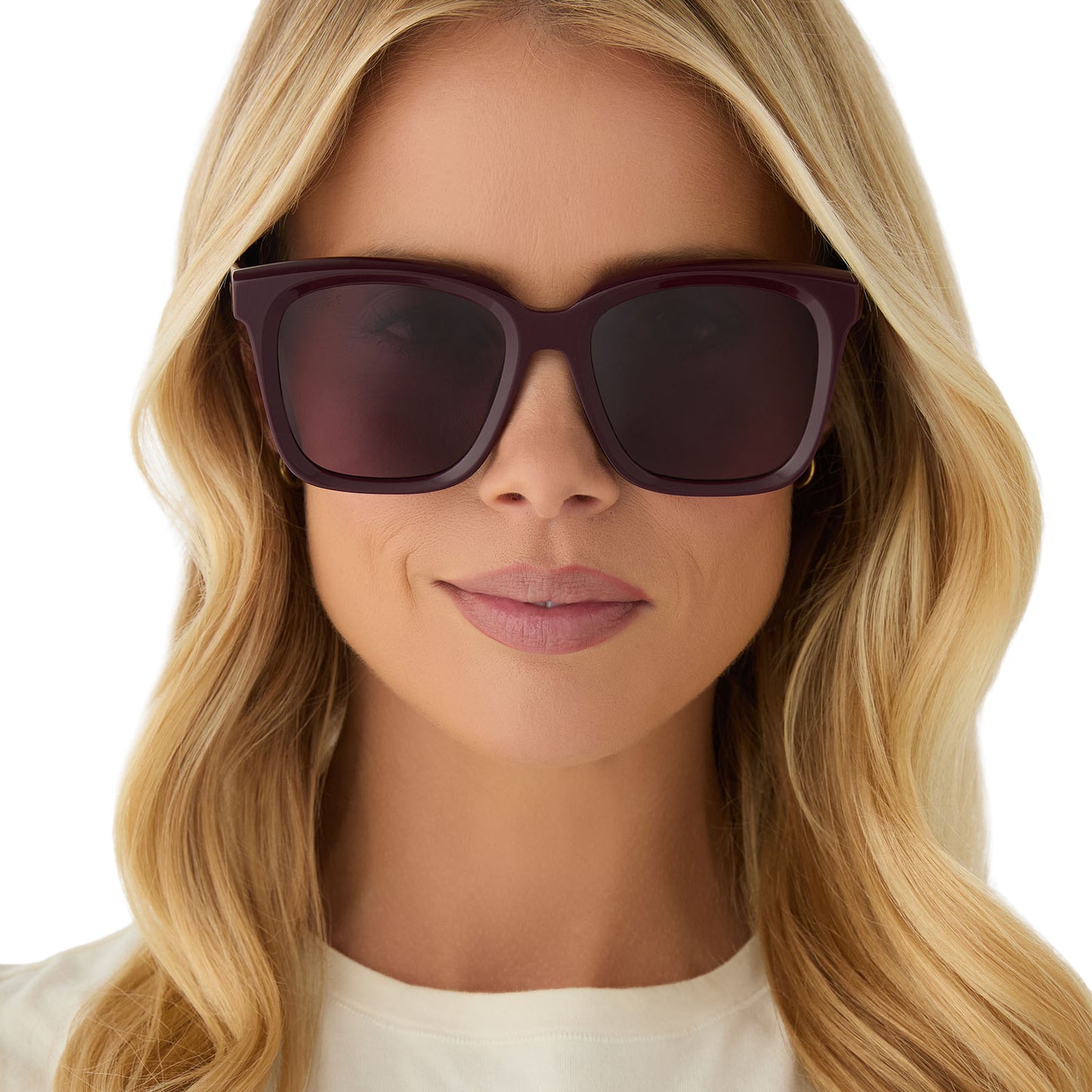 on model - female wearing diff eyewear featuring the meredith square sunglasses with a dark cherry lacquer frame and dark cherry polarized lenses front view