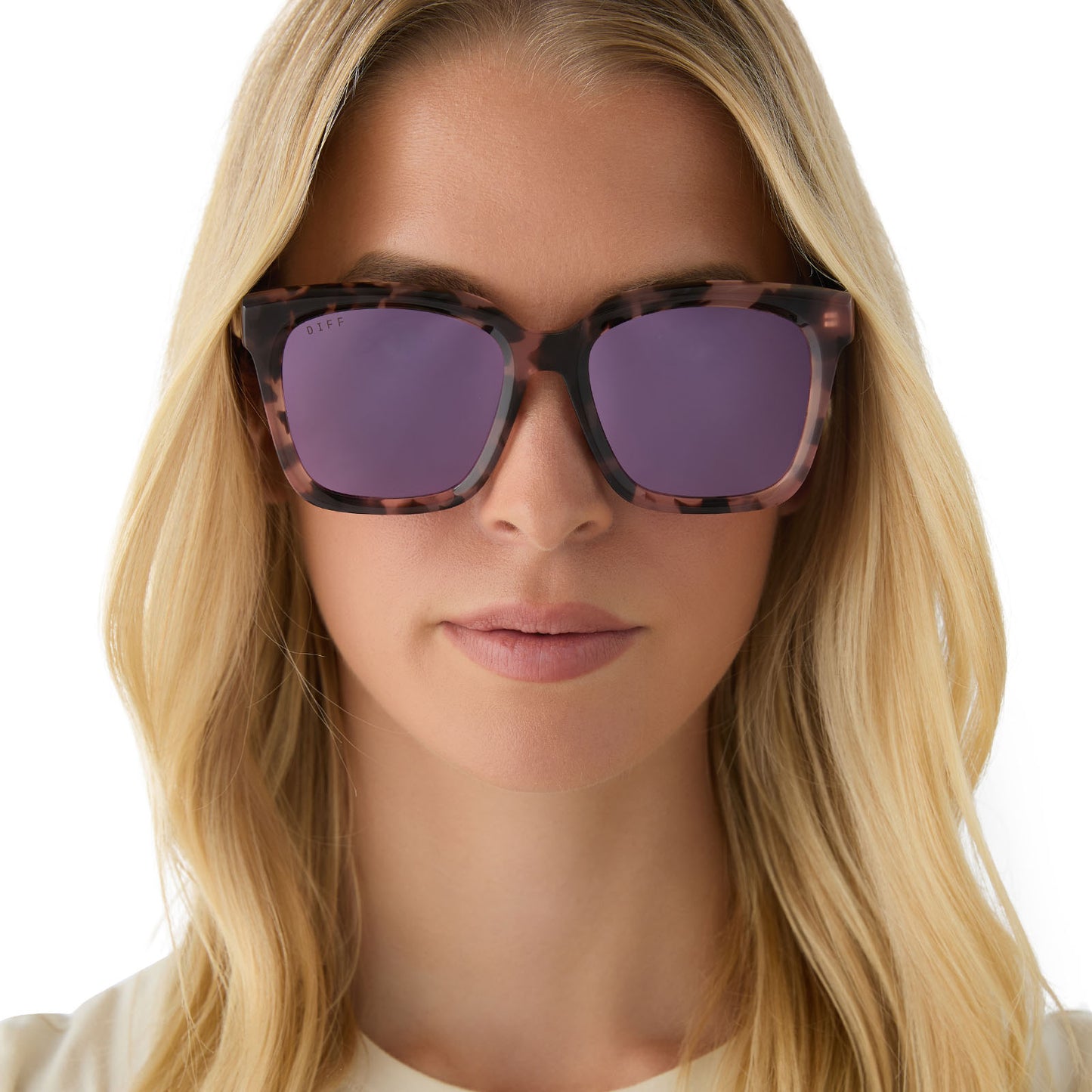 on model - female wearing diff eyewear meredith square sunglasses himalayan tortoise & light pink mirror front view