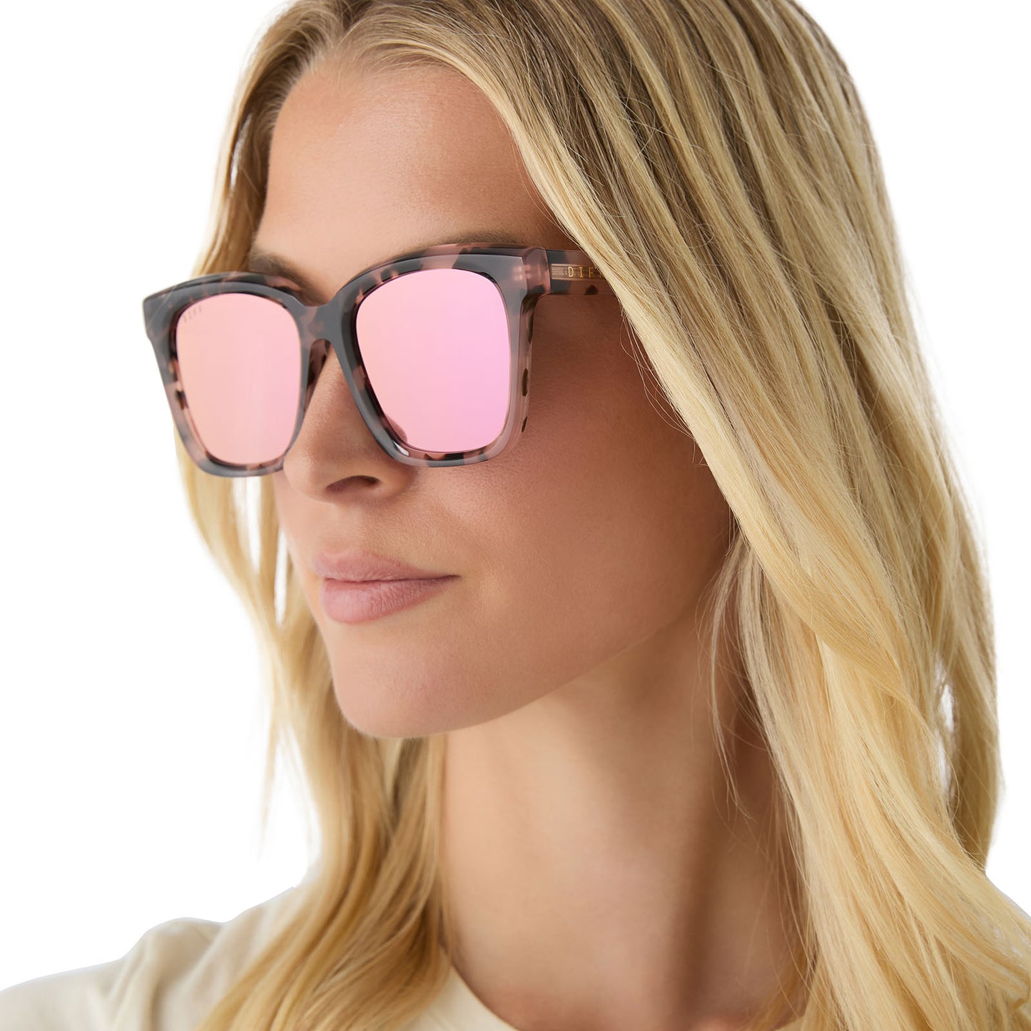 on model - female wearing diff eyewear meredith square sunglasses himalayan tortoise & light pink mirror angled view