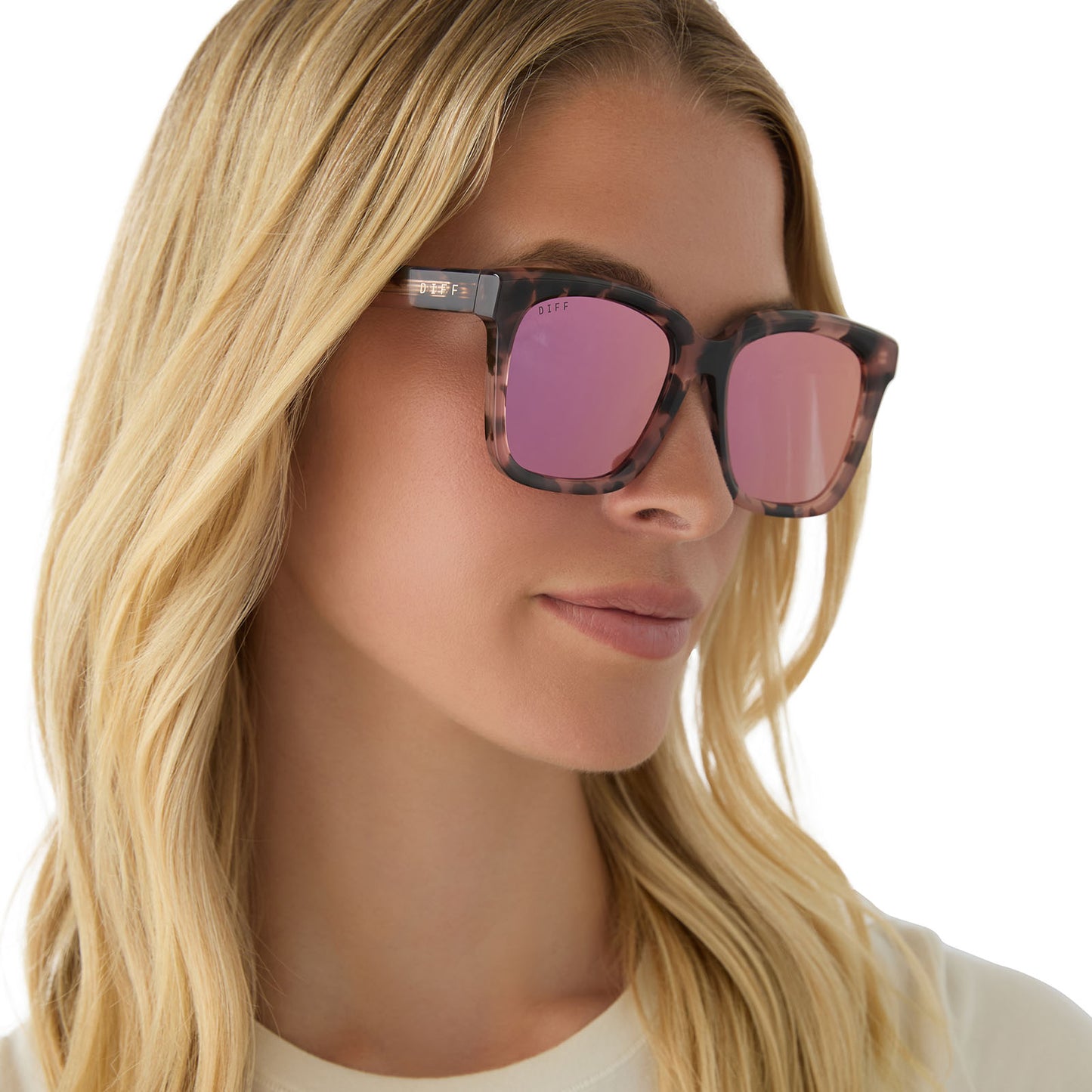 on model - female wearing diff eyewear meredith square sunglasses himalayan tortoise & light pink mirror side view