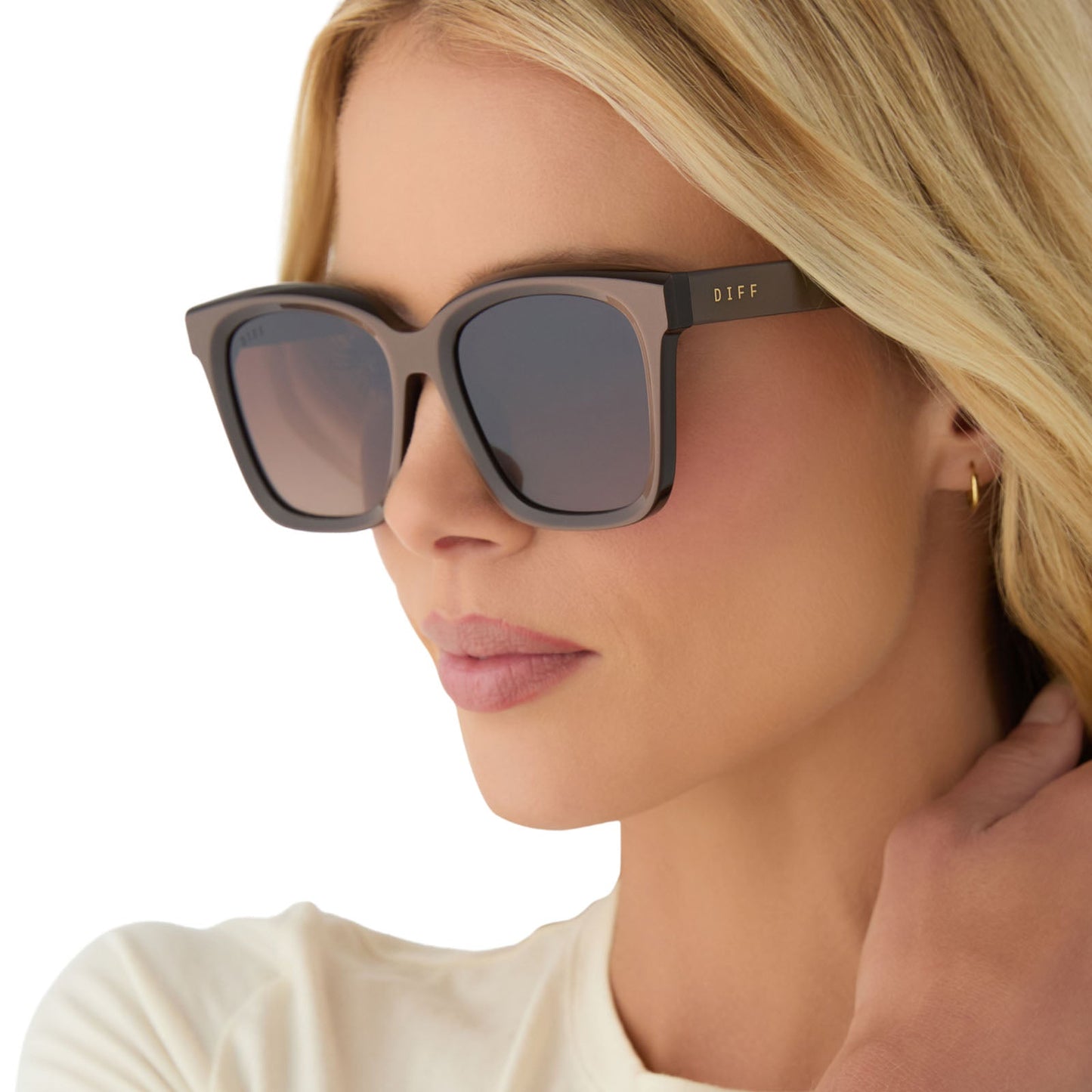 on model - female wearing diff eyewear featuring the meredith square sunglasses with a moscow mule frame and brown gradient gold flash polarized lenses angled view