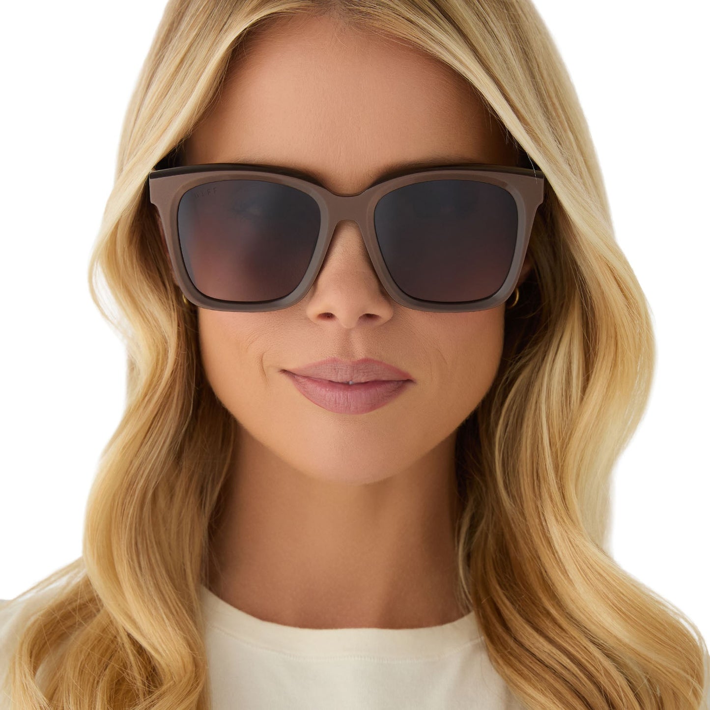 on model - female wearing diff eyewear featuring the meredith square sunglasses with a moscow mule frame and brown gradient gold flash polarized lenses front view