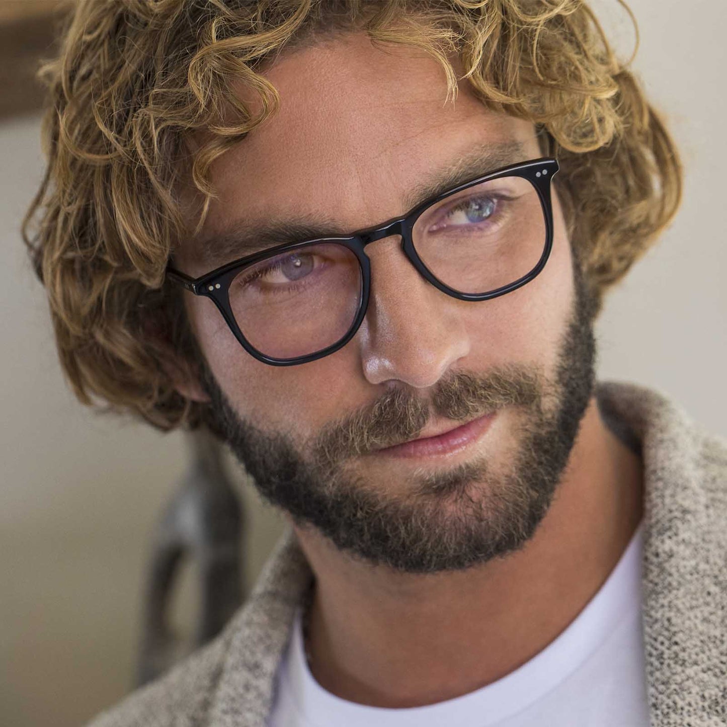 lifestyle - male wearing diff eyewear featuring the maxwell black blue light glasses