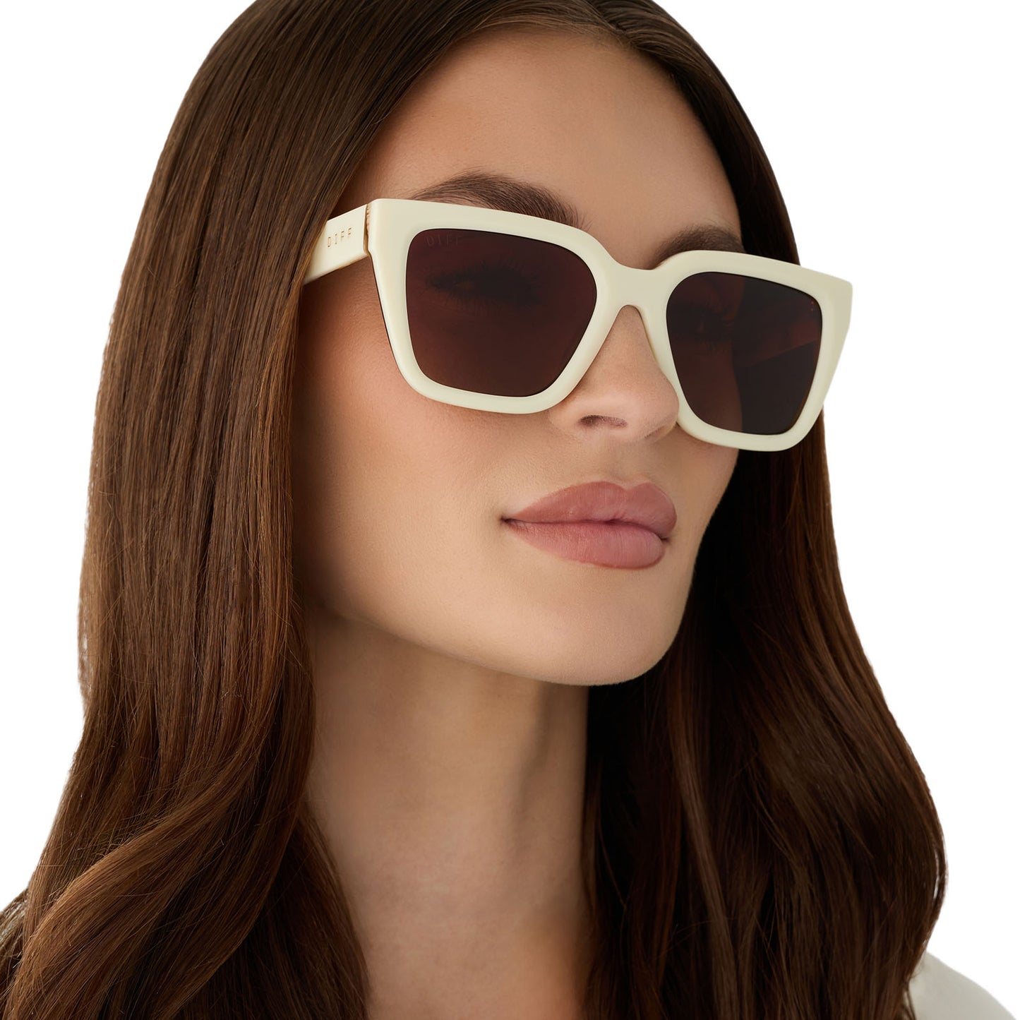 on model - female wearing diff eyewear featuring the amara square sunglasses with a courtside ivory outside with gilded tortoise inside the frame and brown gradient polarized lenses angled view