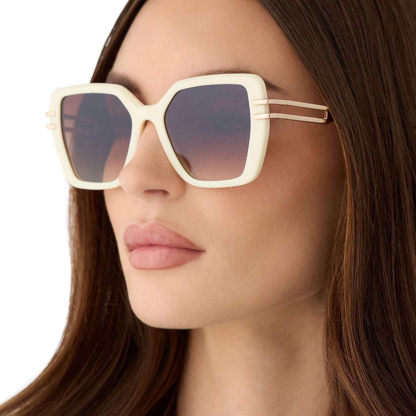 on model - female wearing diff eyewear featuring the dasha square sunglasses with a courtside ivory frame with gold metal temples and brown gradient lenses angled view