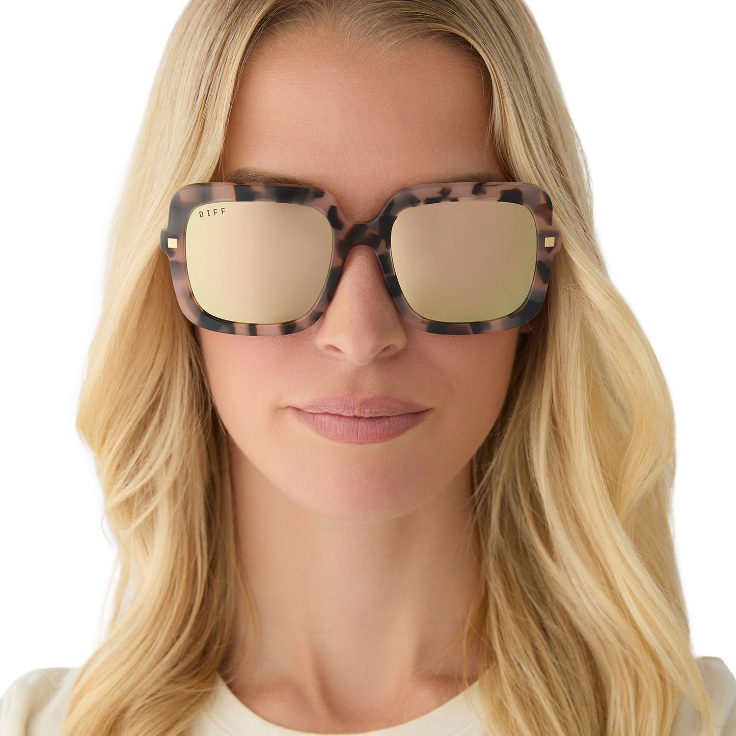 on model - female wearing diff eyewear featuring the sandra square sunglasses with a himalayan tortoise frame and taupe mirror lenses front view