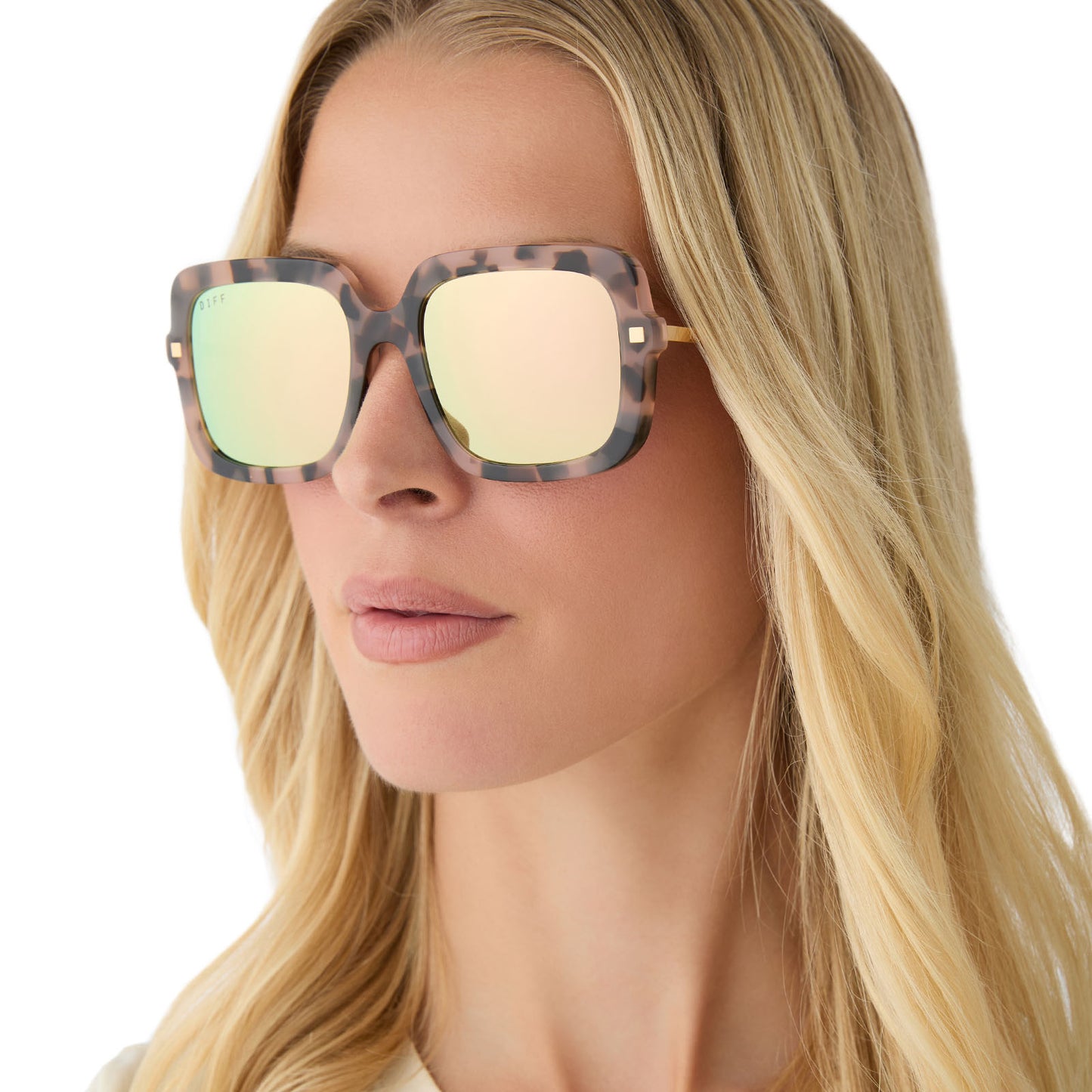 on model - female wearing diff eyewear featuring the sandra square sunglasses with a himalayan tortoise frame and taupe mirror lenses angled view
