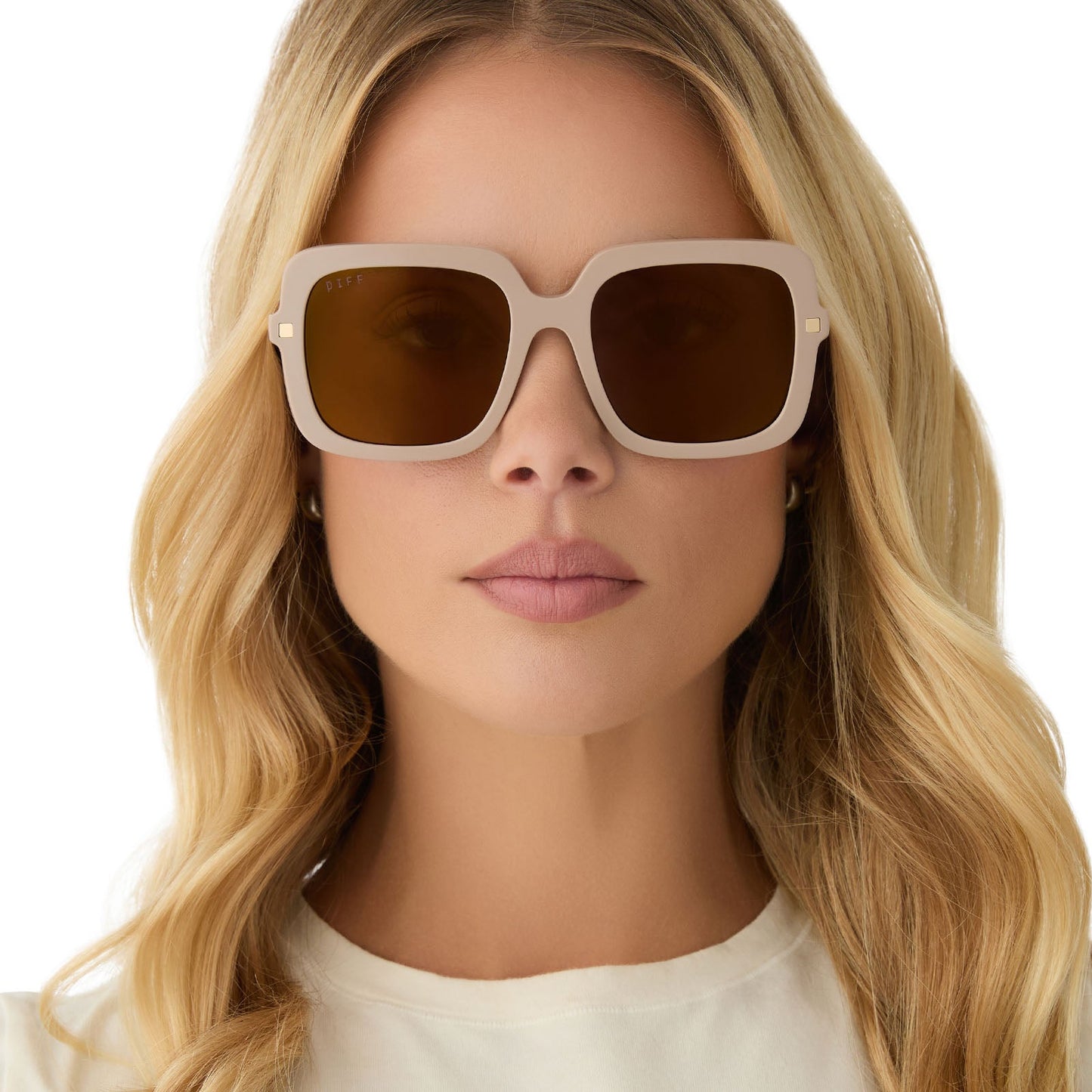 on model - female wearing diff eyewear featuring the sandra square sunglasses with a almond frame and brown gold flash lenses front view